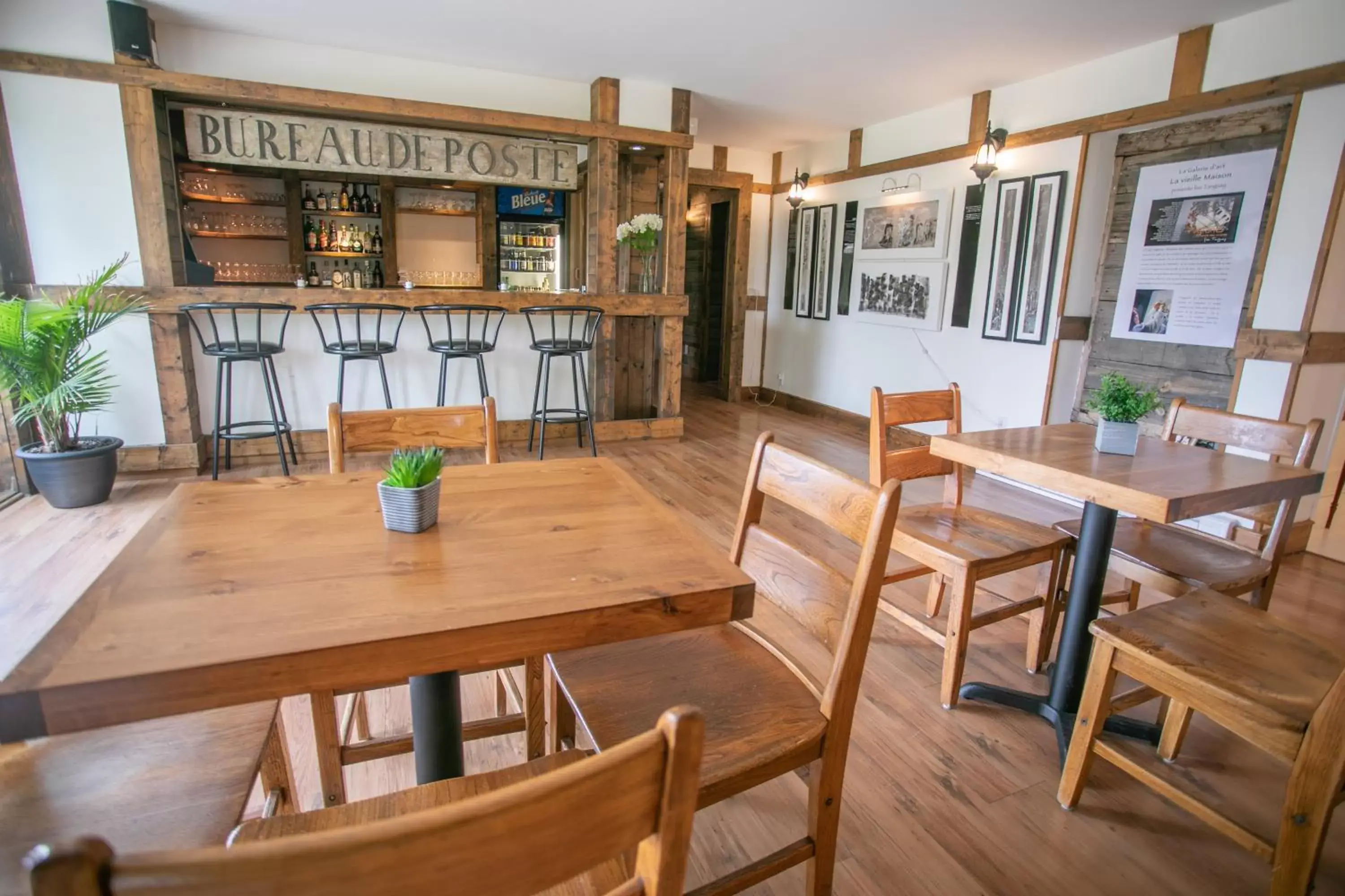 Lounge or bar, Dining Area in Auberge Seigneurie des Monts