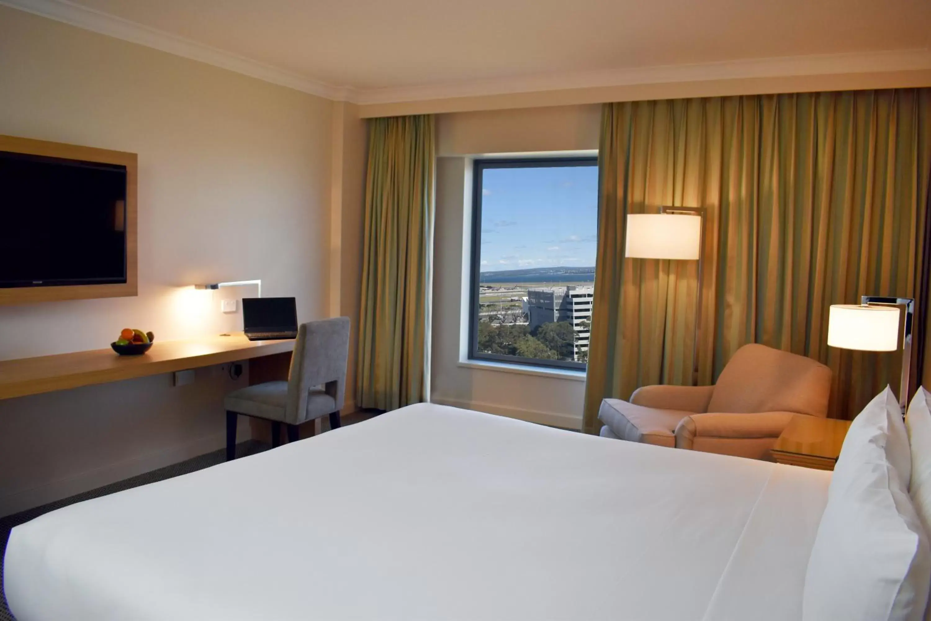 Seating area, Bed in Stamford Plaza Sydney Airport Hotel & Conference Centre