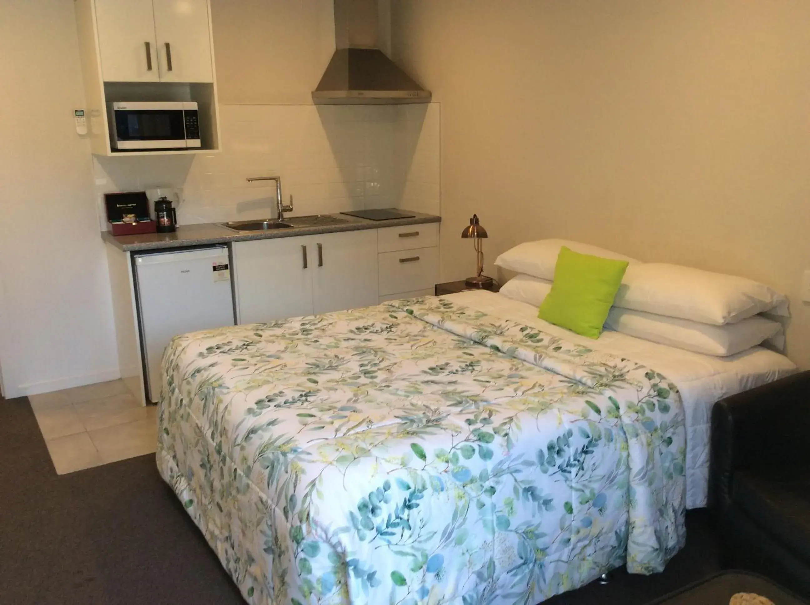 Kitchen or kitchenette, Bed in Acacia Lake View Motel