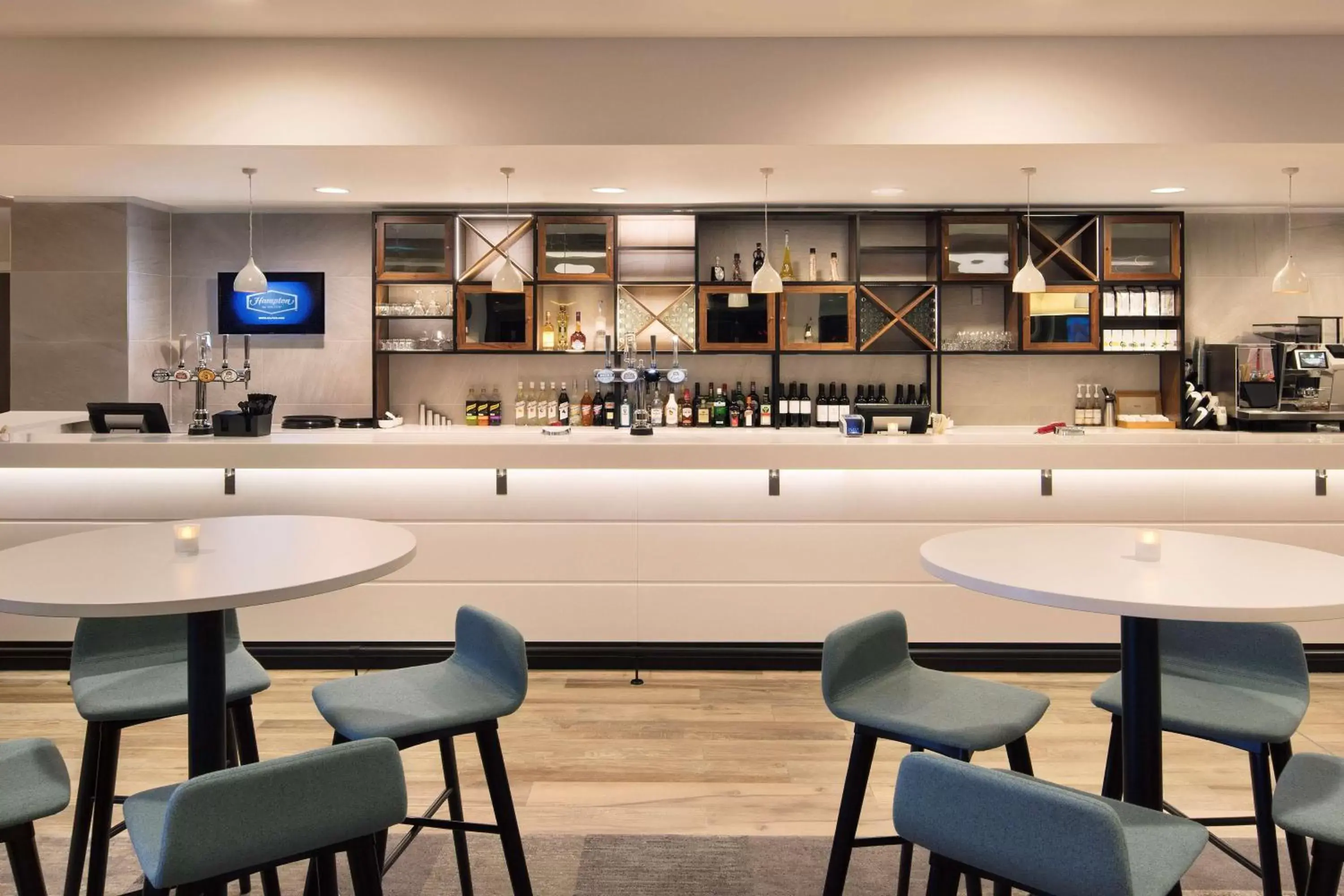 Lobby or reception, Lounge/Bar in Hampton By Hilton London Stansted Airport