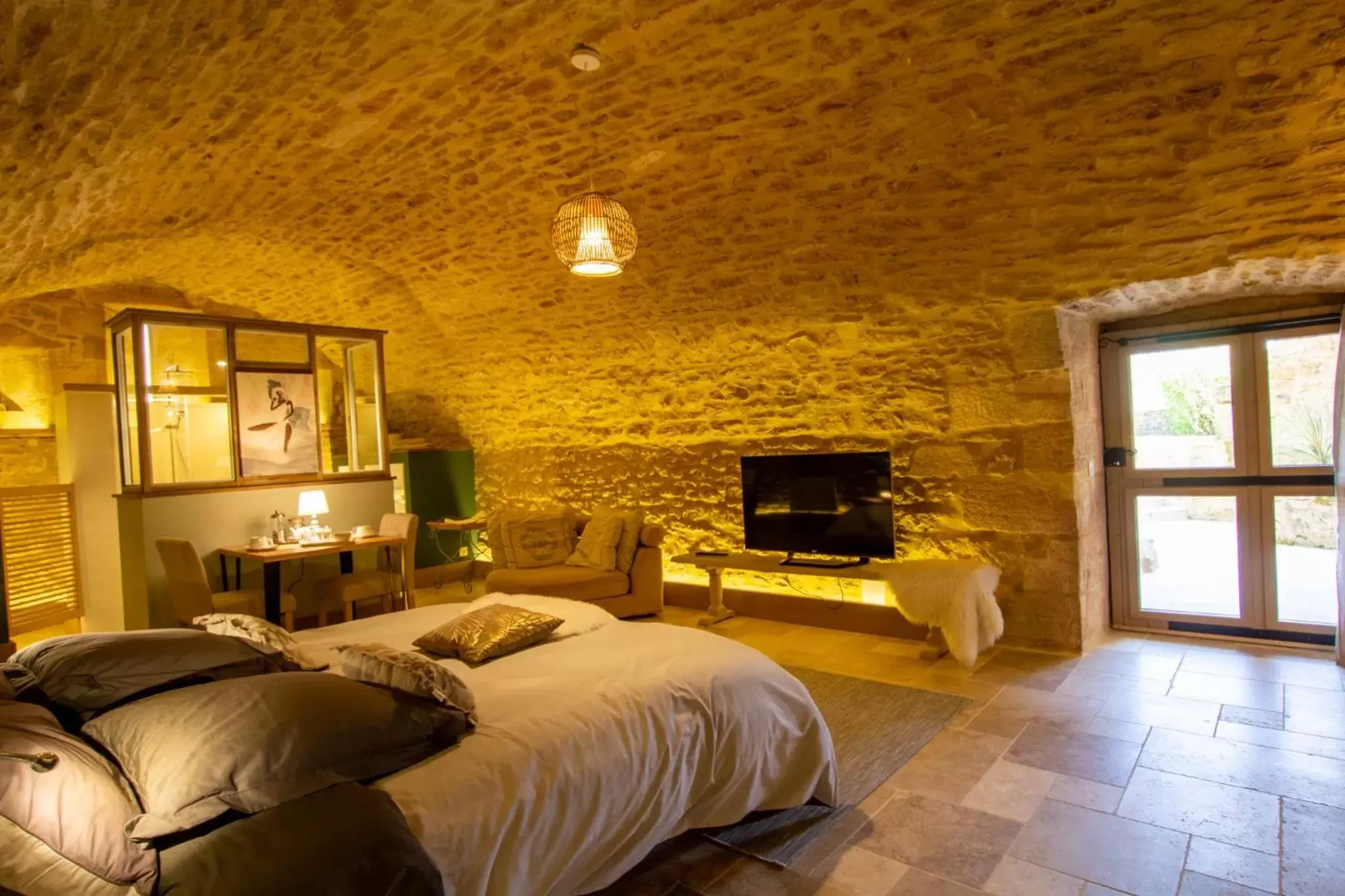 Photo of the whole room, TV/Entertainment Center in Le Clos de la Tour