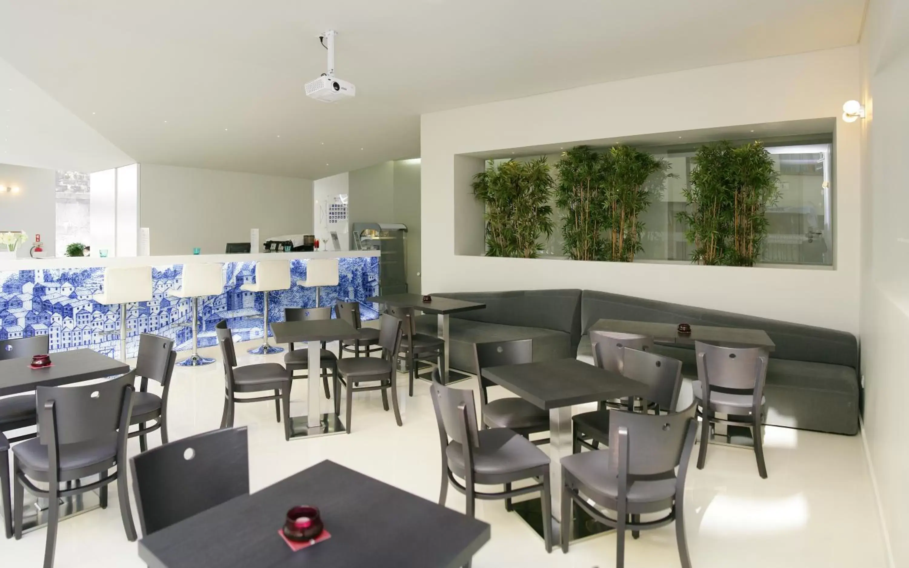 Lounge or bar, Restaurant/Places to Eat in TRYP by Wyndham Porto Centro Hotel