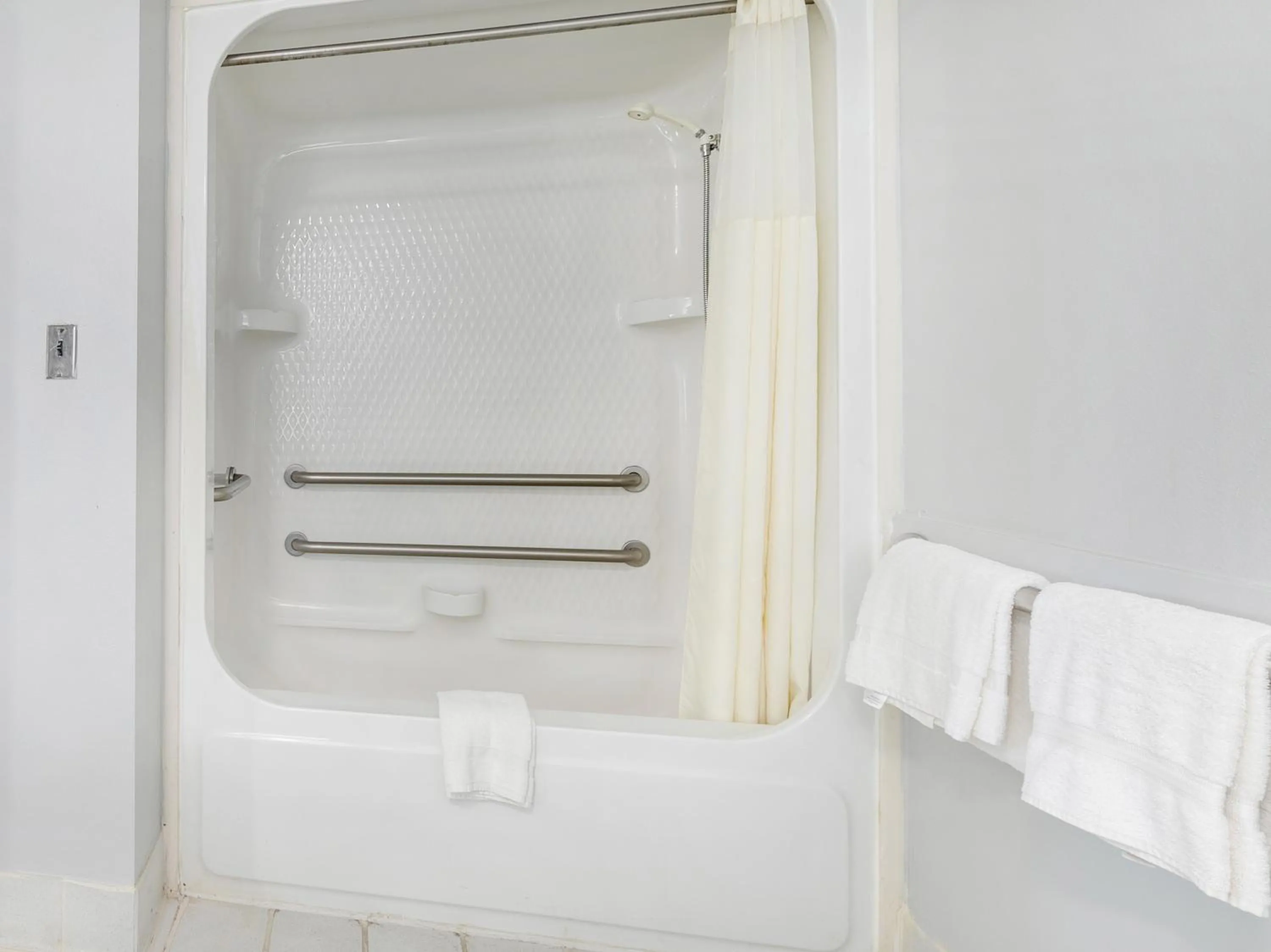 Queen Room - Disability Access in Quality Inn