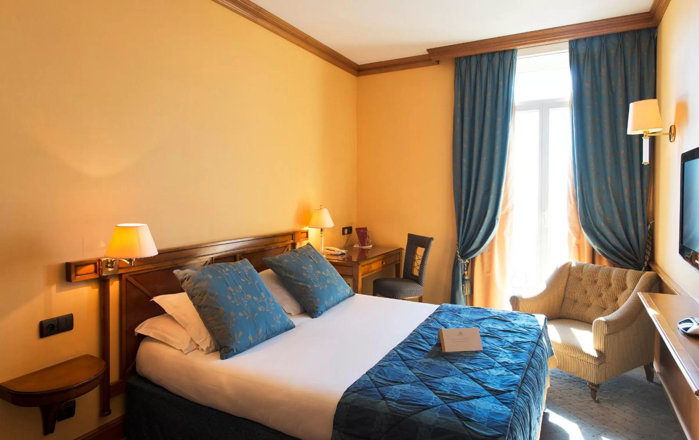 Photo of the whole room, Bed in Hôtel West End Promenade