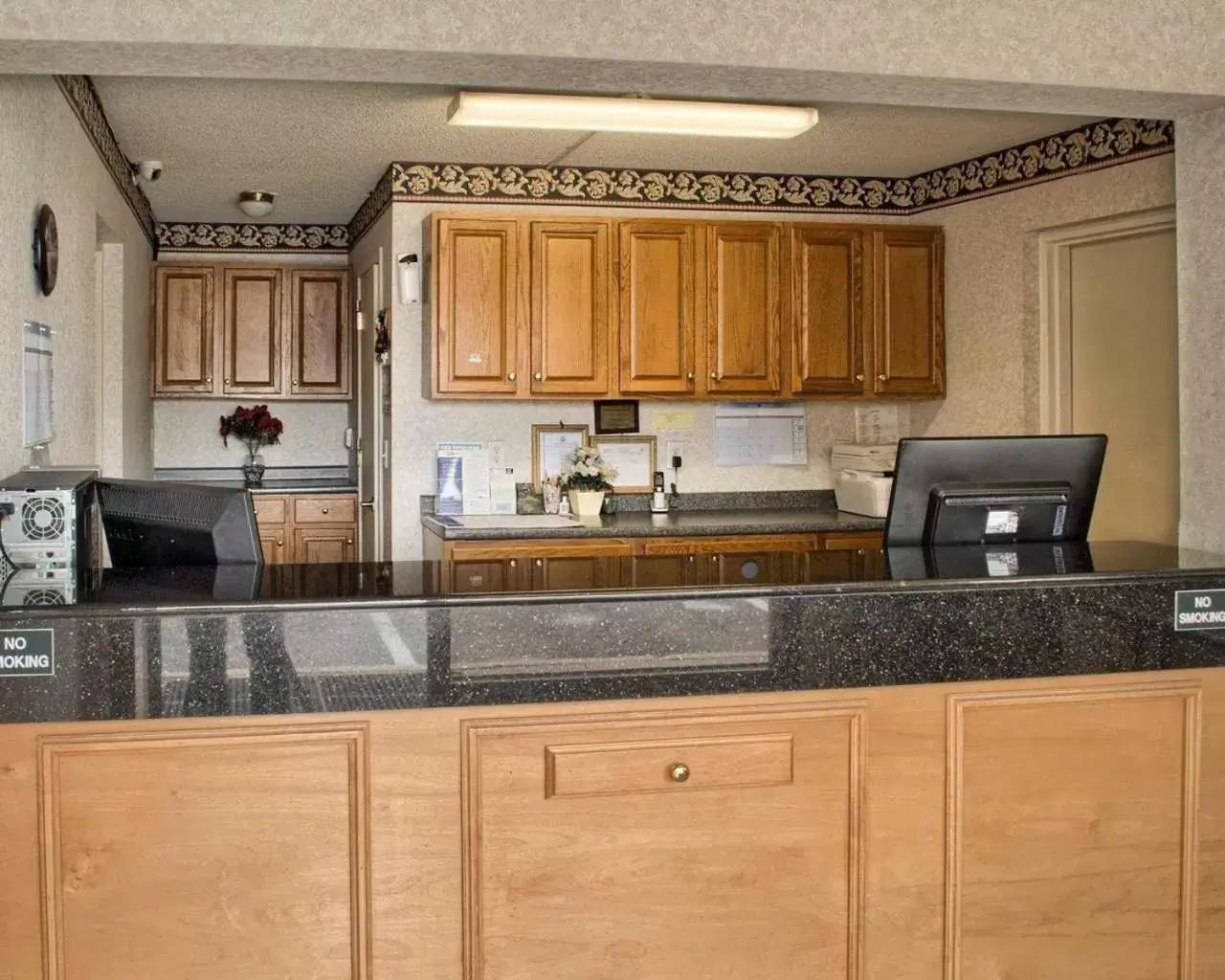 Kitchen/Kitchenette in Rodeway Inn Richmond