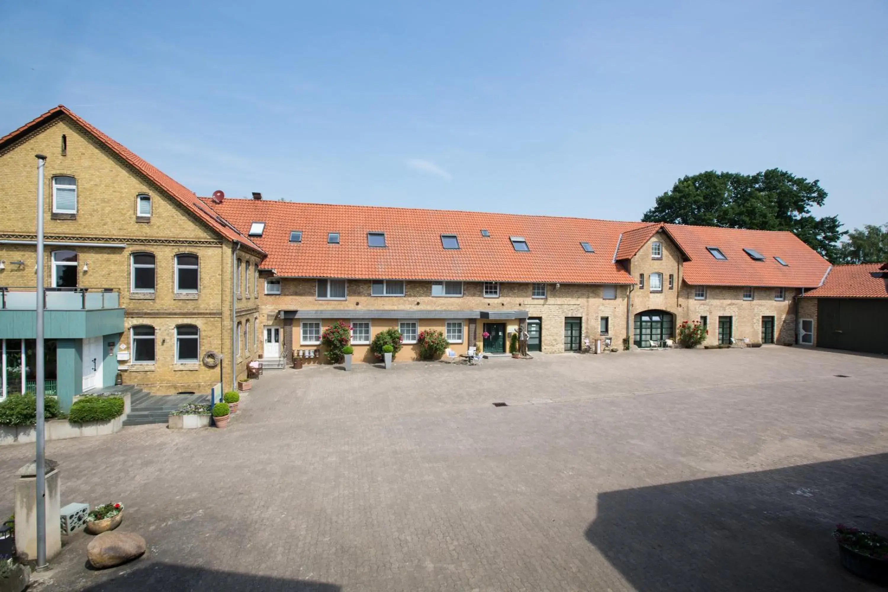 Facade/entrance, Property Building in Hotel Gödecke