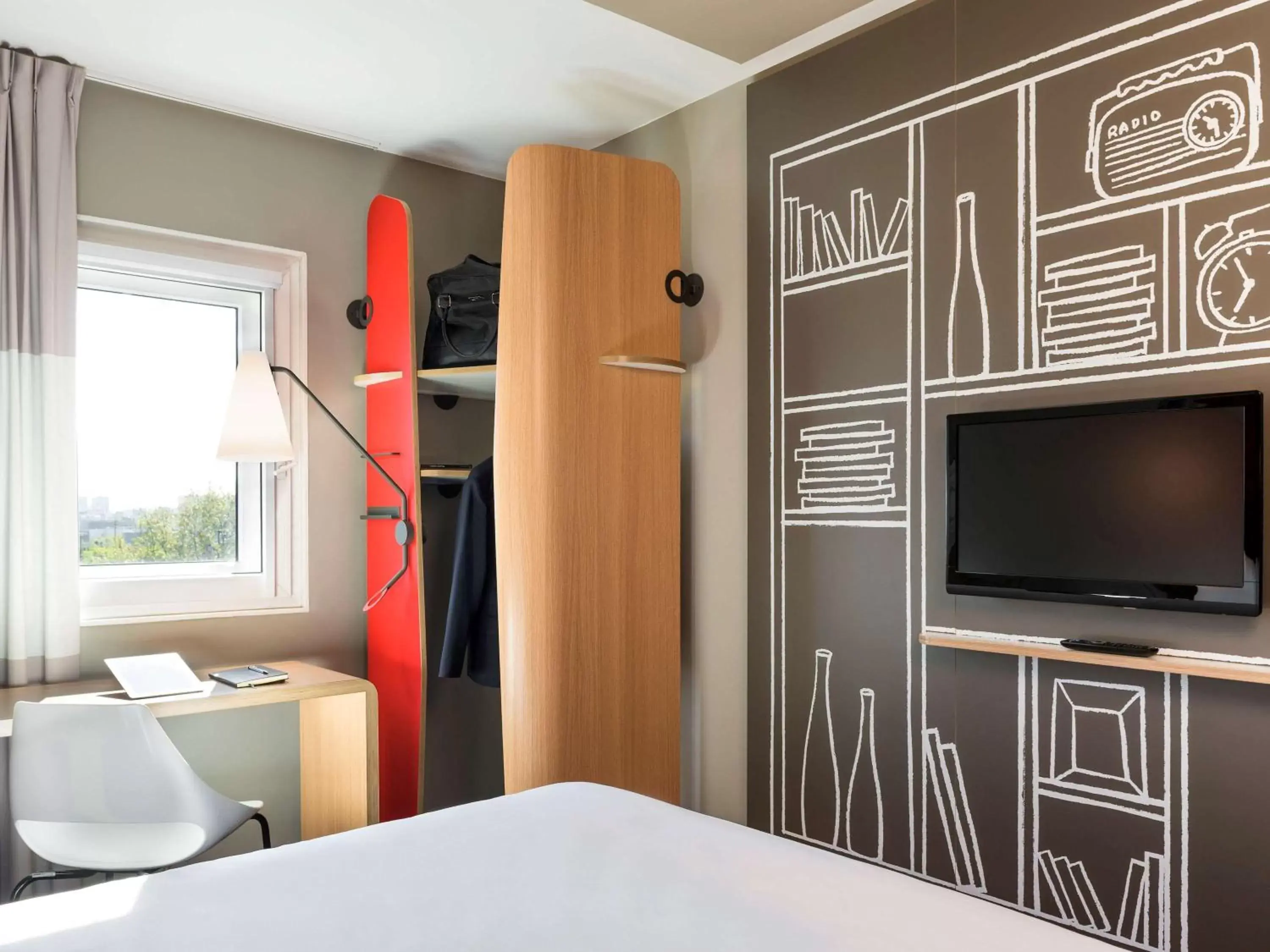 Photo of the whole room, Bed in ibis London Barking Photo of the whole room, Bed in ibis London Barking