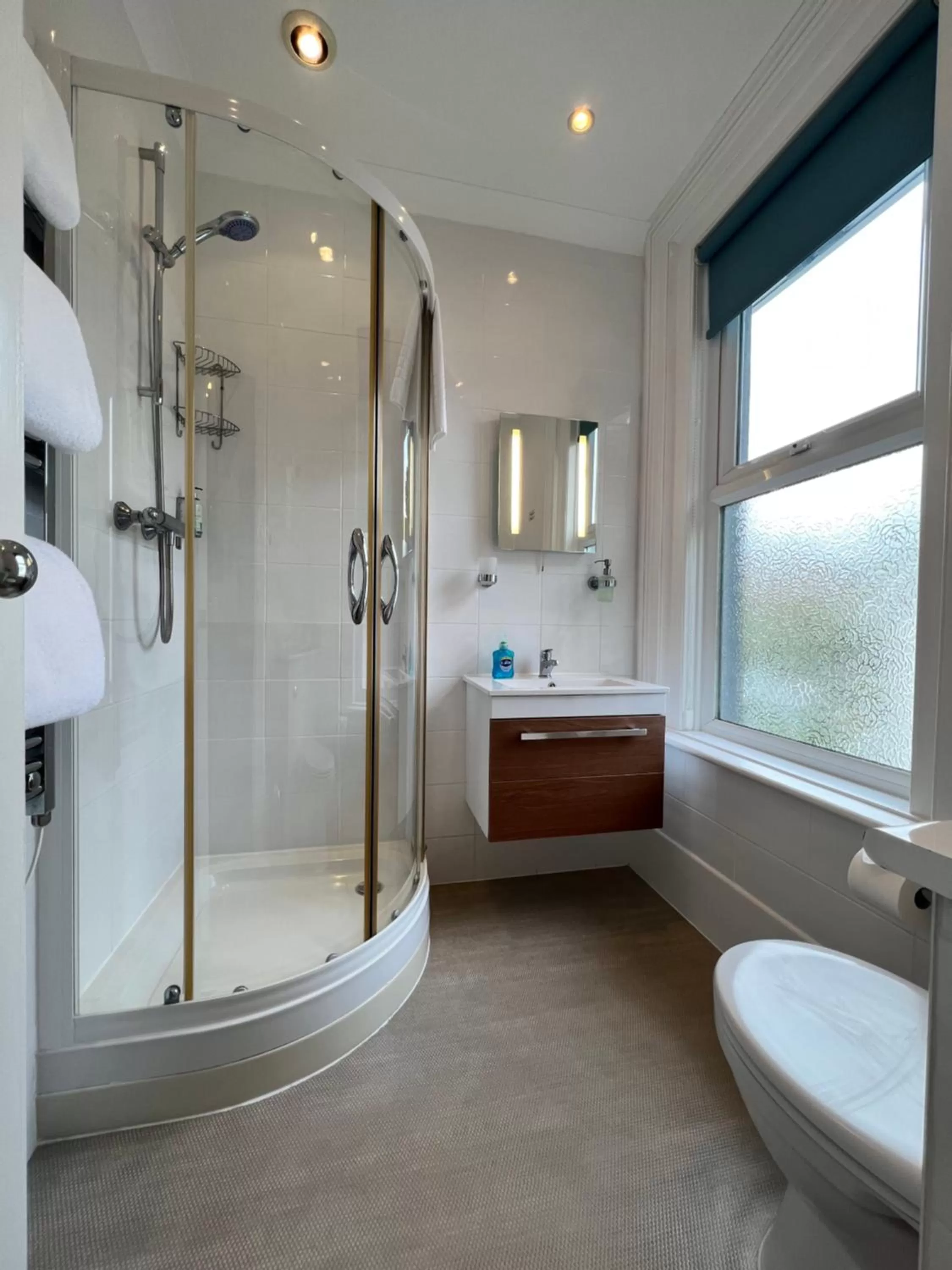 Property building, Bathroom in Birkdale Guest House