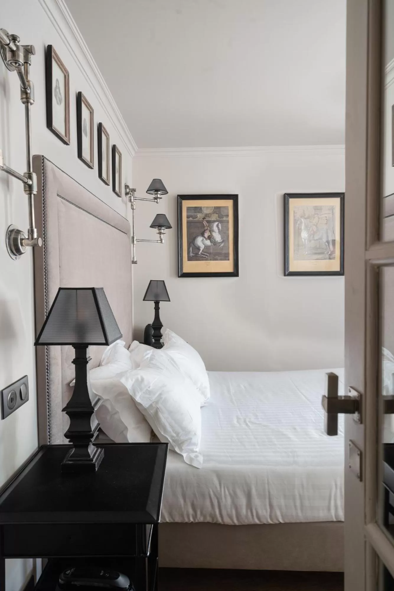 Bed in Hotel Saint-Louis en L'Isle - Notre-Dame