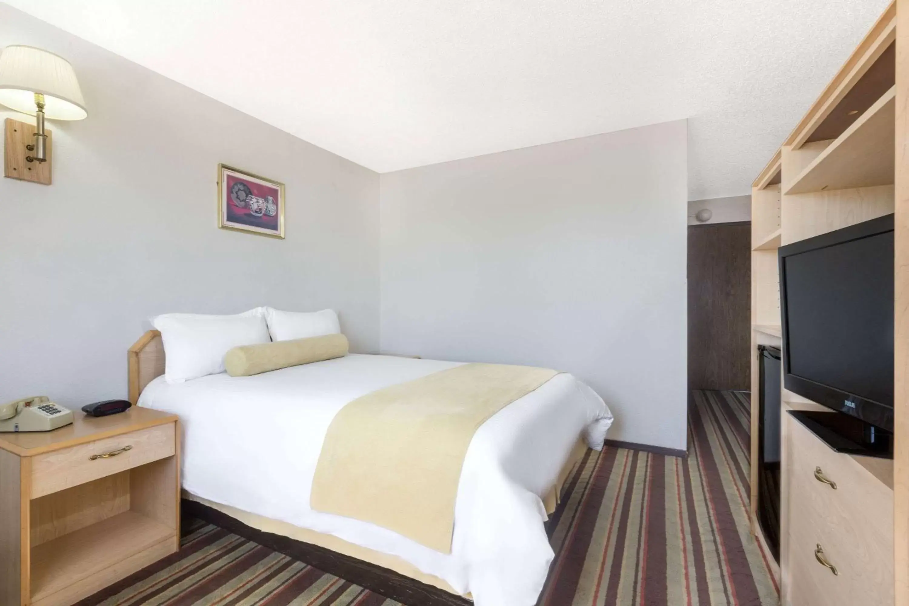Photo of the whole room, Bed in Super 8 by Wyndham Lake Havasu City