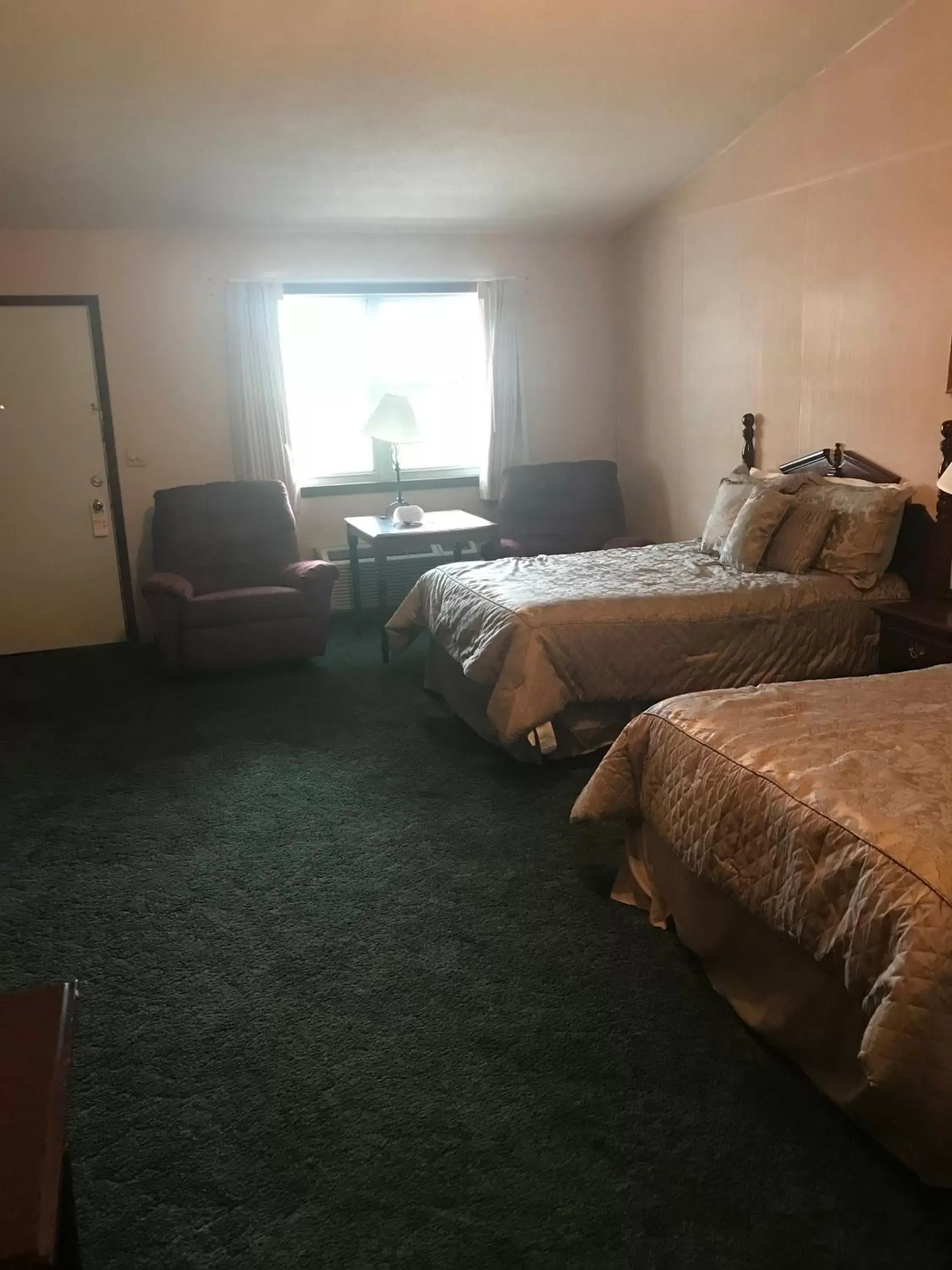 Bedroom, Bed in Longhouse Lodge Motel