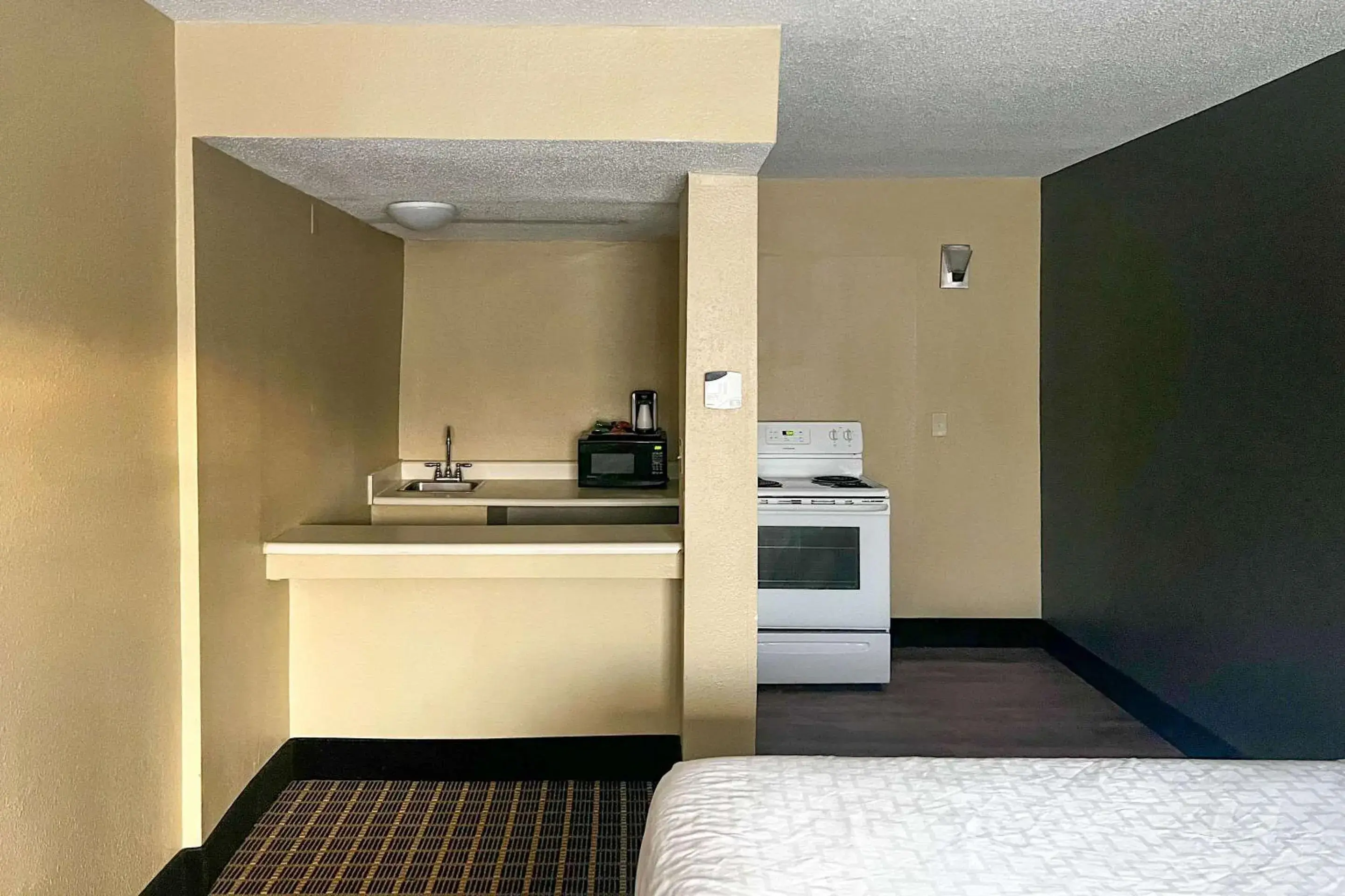 Bedroom, Kitchen/Kitchenette in Clarion Inn & Suites