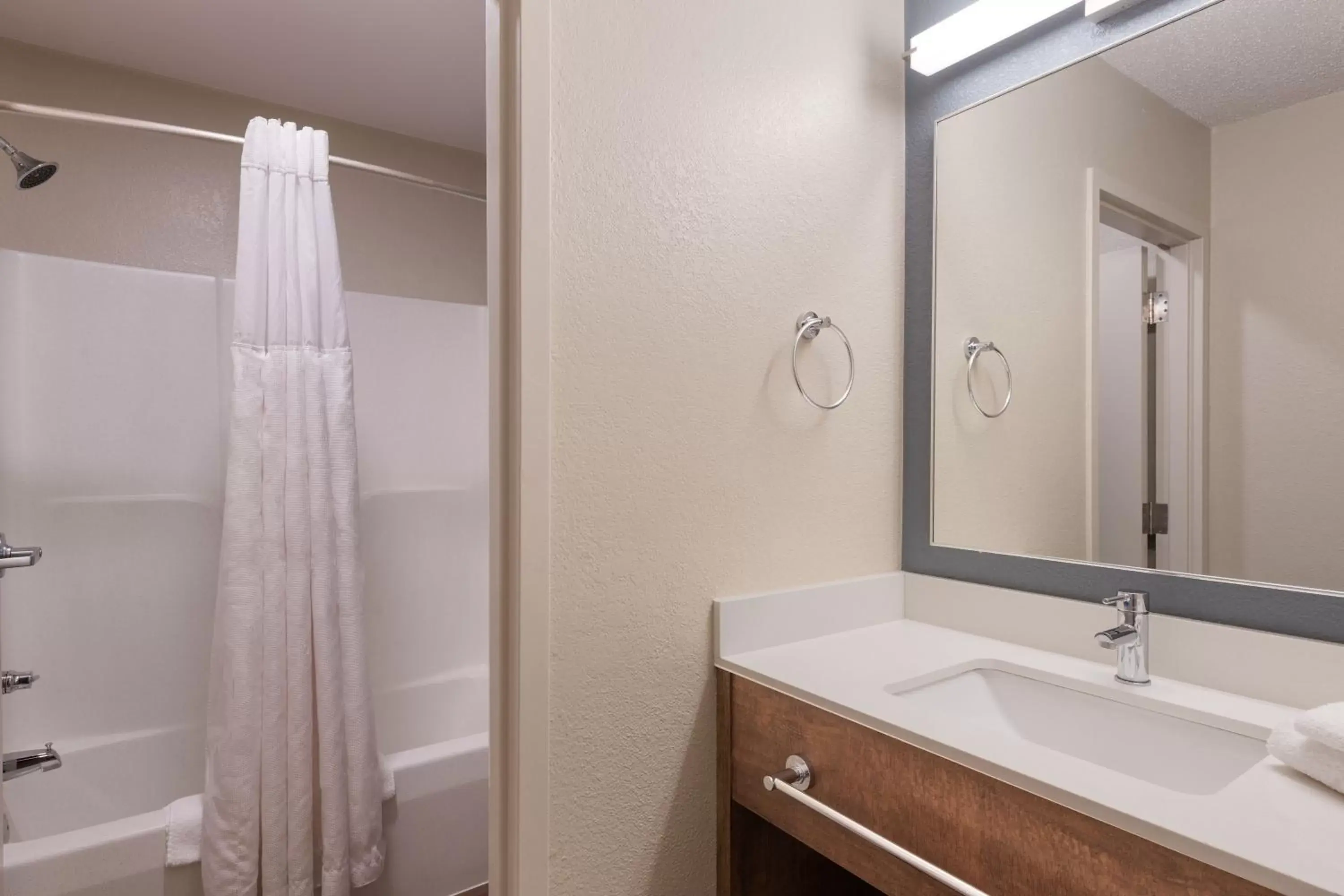 Bathroom in Extended Stay America Premier Suites - Charlotte - Pineville - Pineville Matthews Rd.