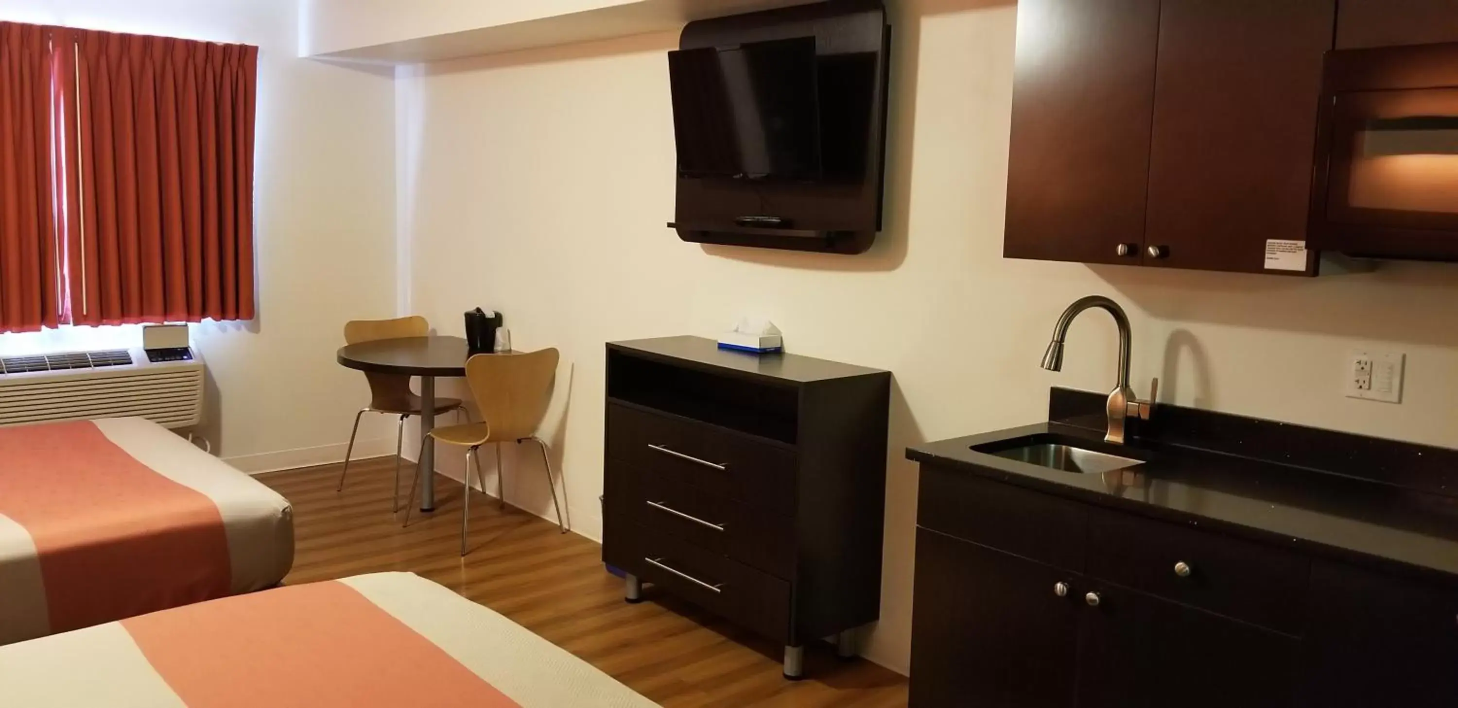 Bed, TV/Entertainment Center in Motel 6-Innisfail, AB