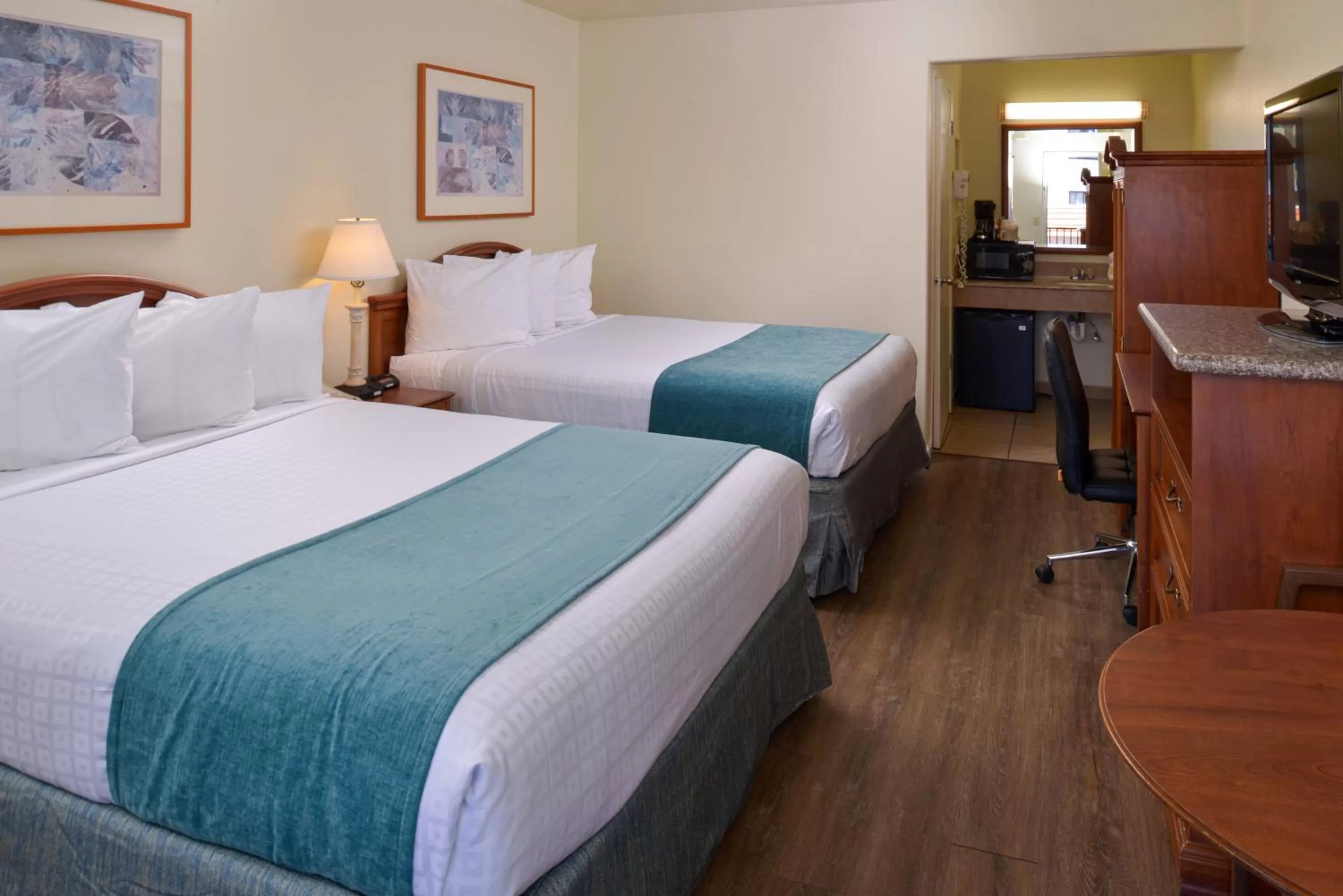 Bed in Edgewater Inn and Suites