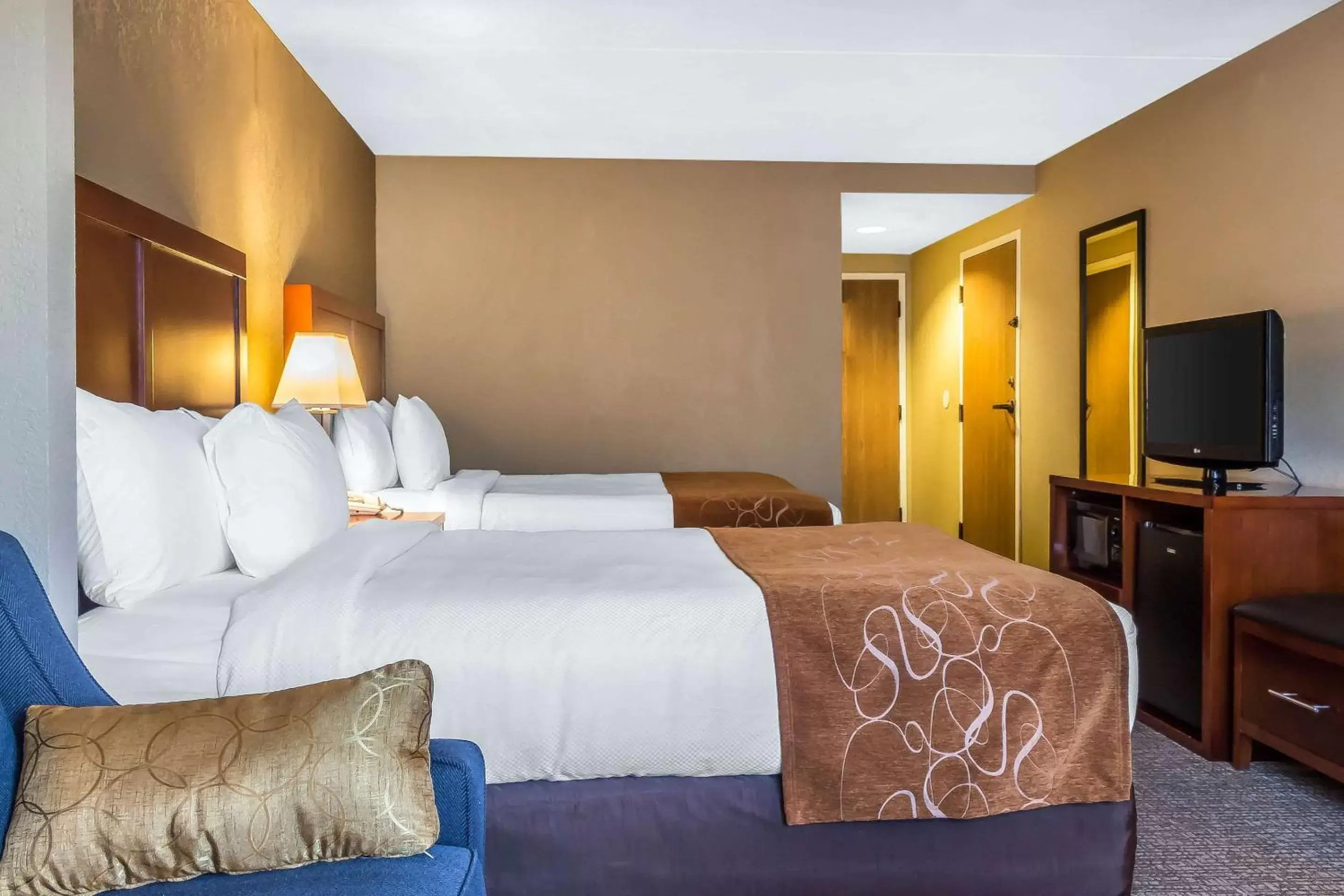 Bedroom, Bed in Comfort Suites Near Casinos Norwich-Uncasville