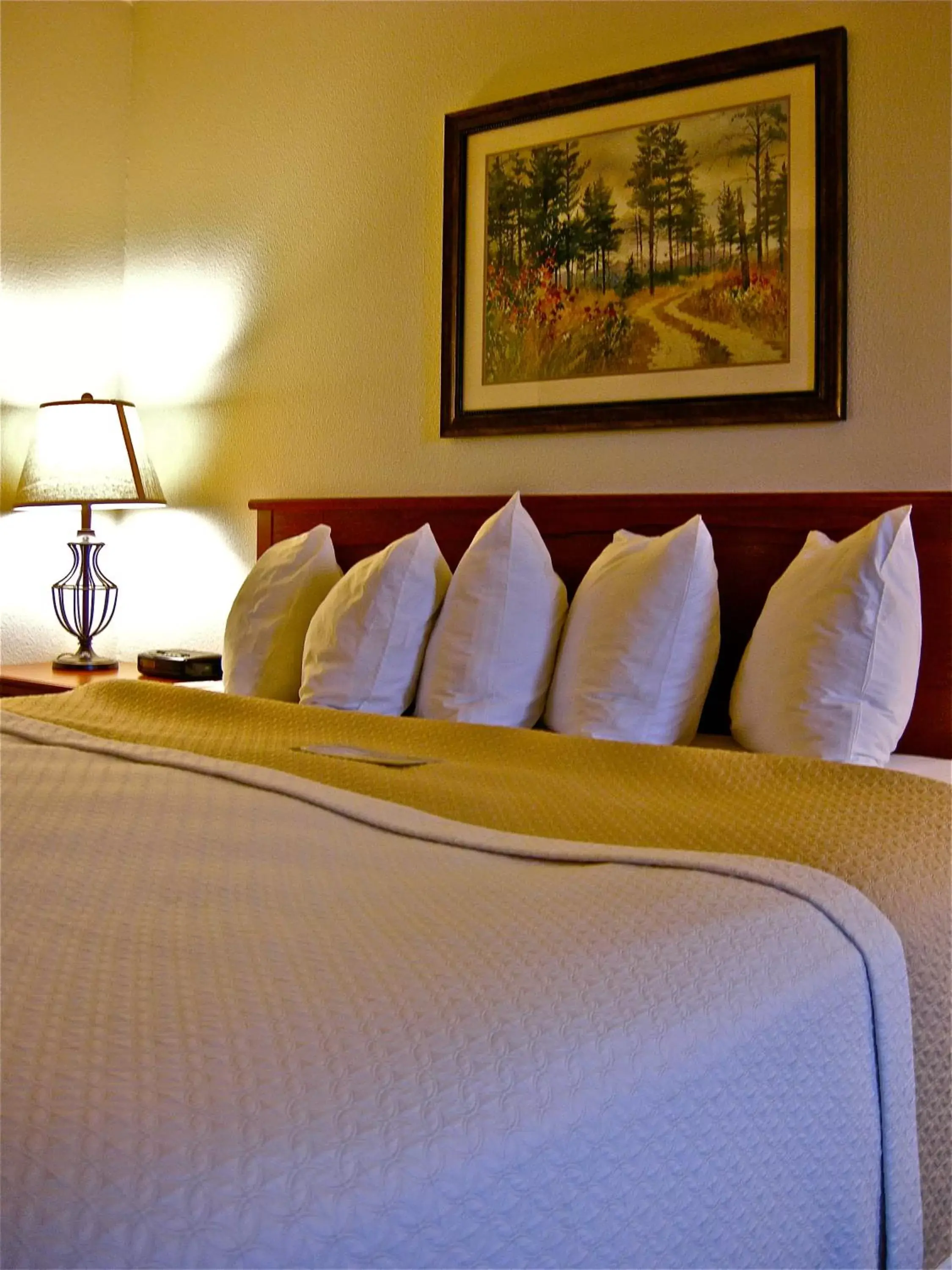 Bedroom, Bed in Days Inn by Wyndham Coeur d'Alene