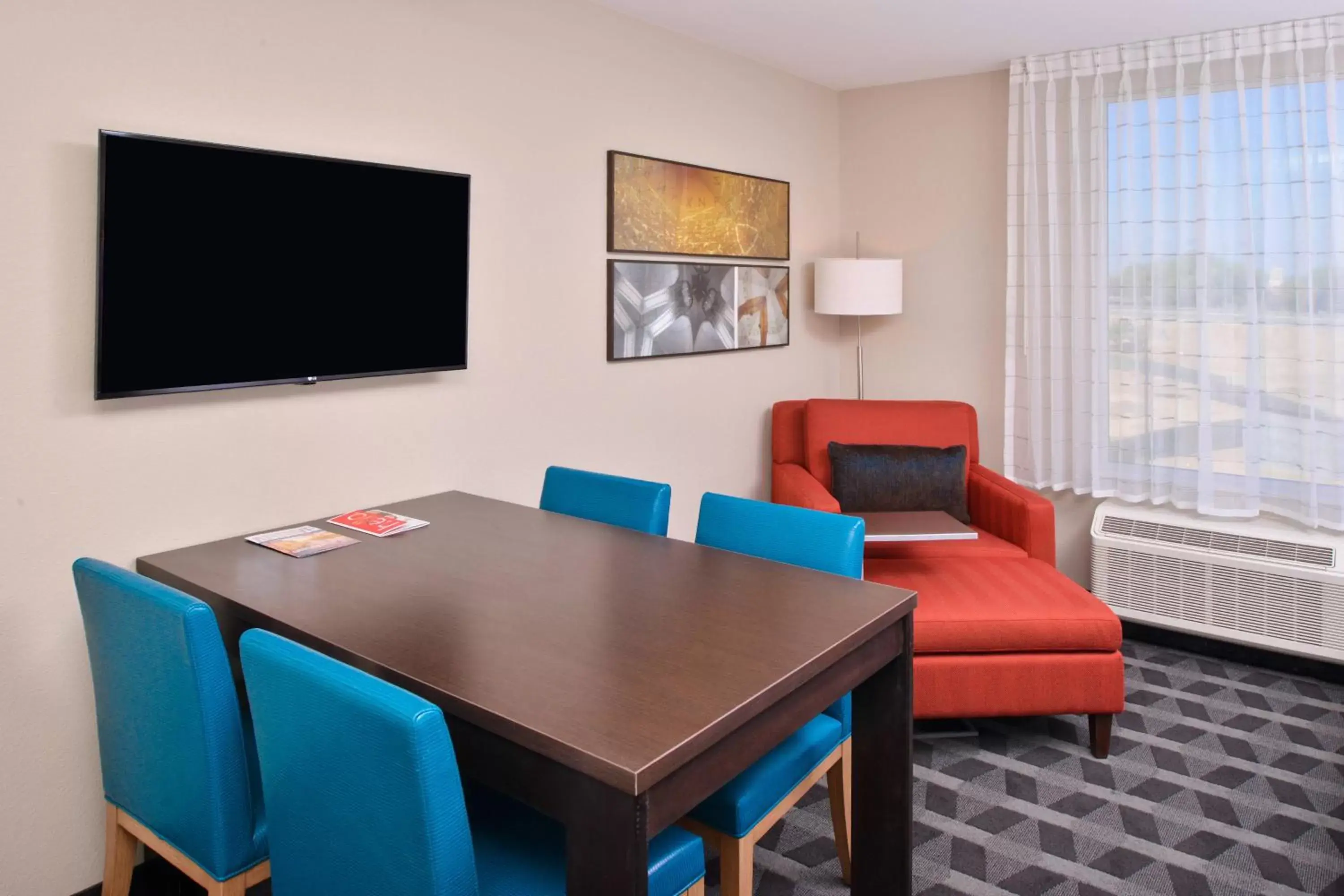 Living room, TV/Entertainment Center in TownePlace Suites by Marriott Ontario Chino Hills