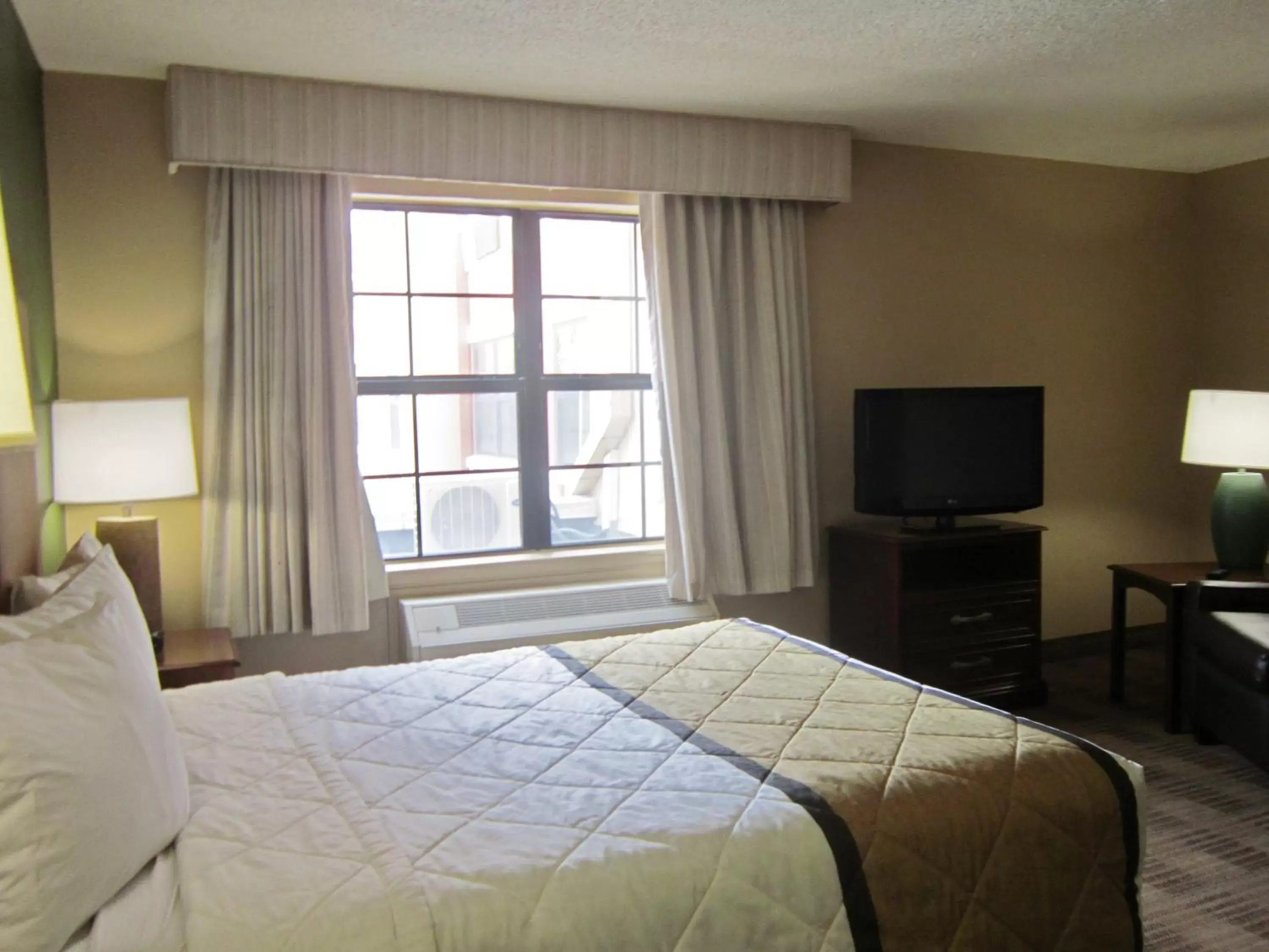 Bed in Extended Stay America Suites - Fayetteville - Cross Creek Mall