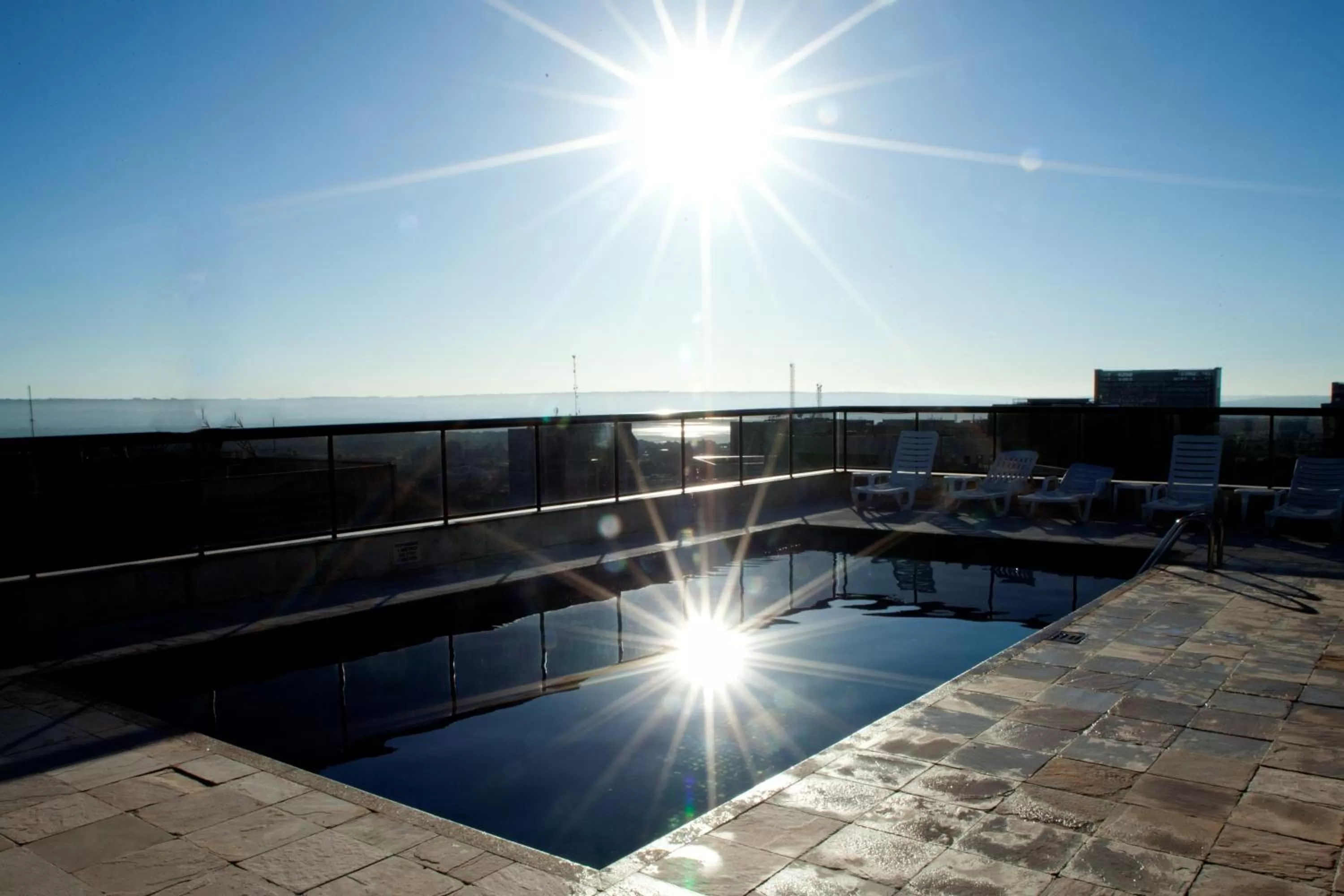 Swimming pool in Metropolitan Hotel Brasília