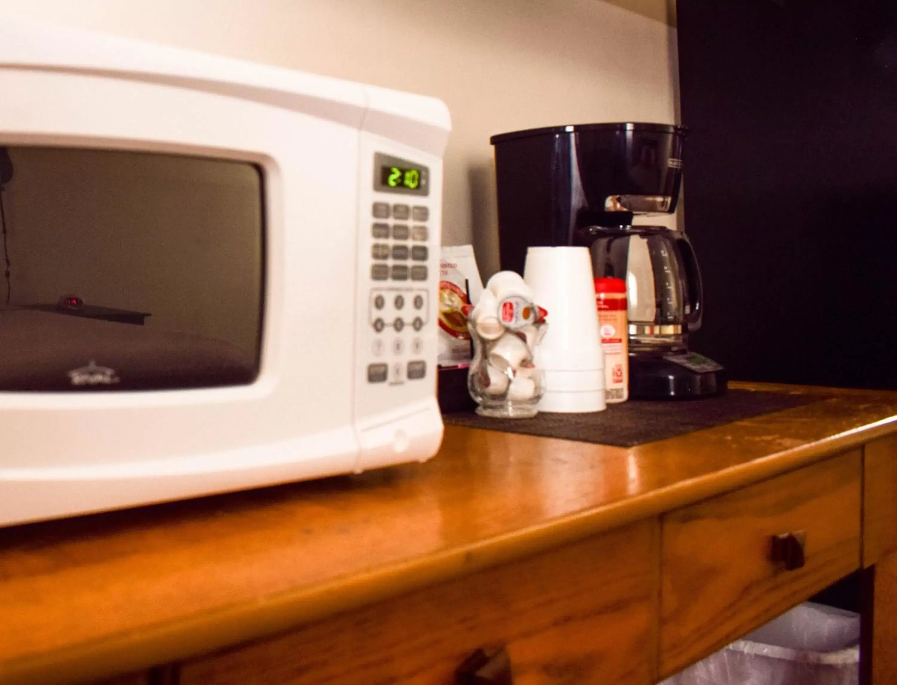 Coffee/tea facilities, TV/Entertainment Center in The Whitetail Inn and Suites- Lincoln