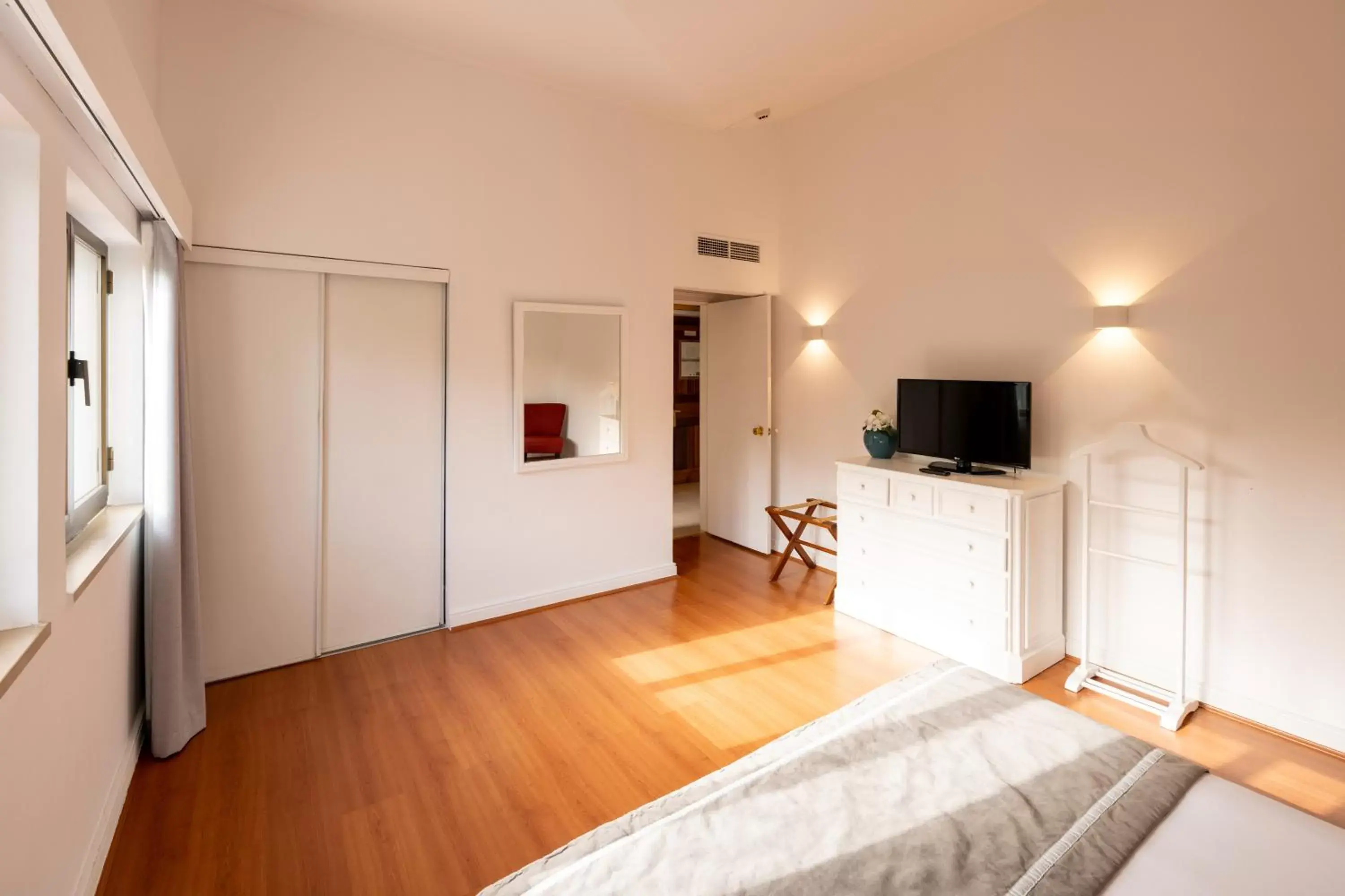 Bedroom, TV/Entertainment Center in Clube do Lago Hotel