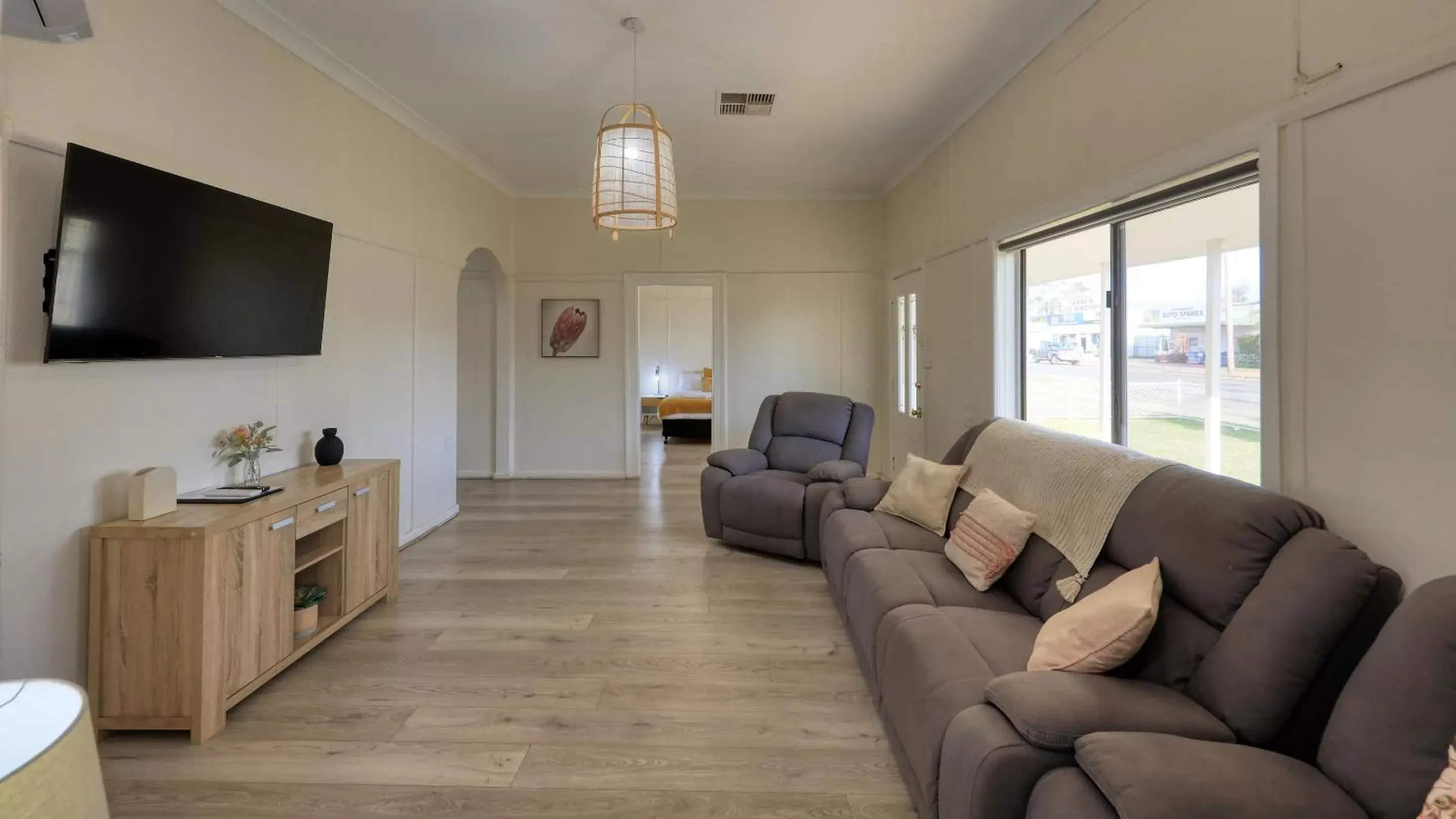 TV and multimedia, Seating Area in Castlereagh Lodge Motel