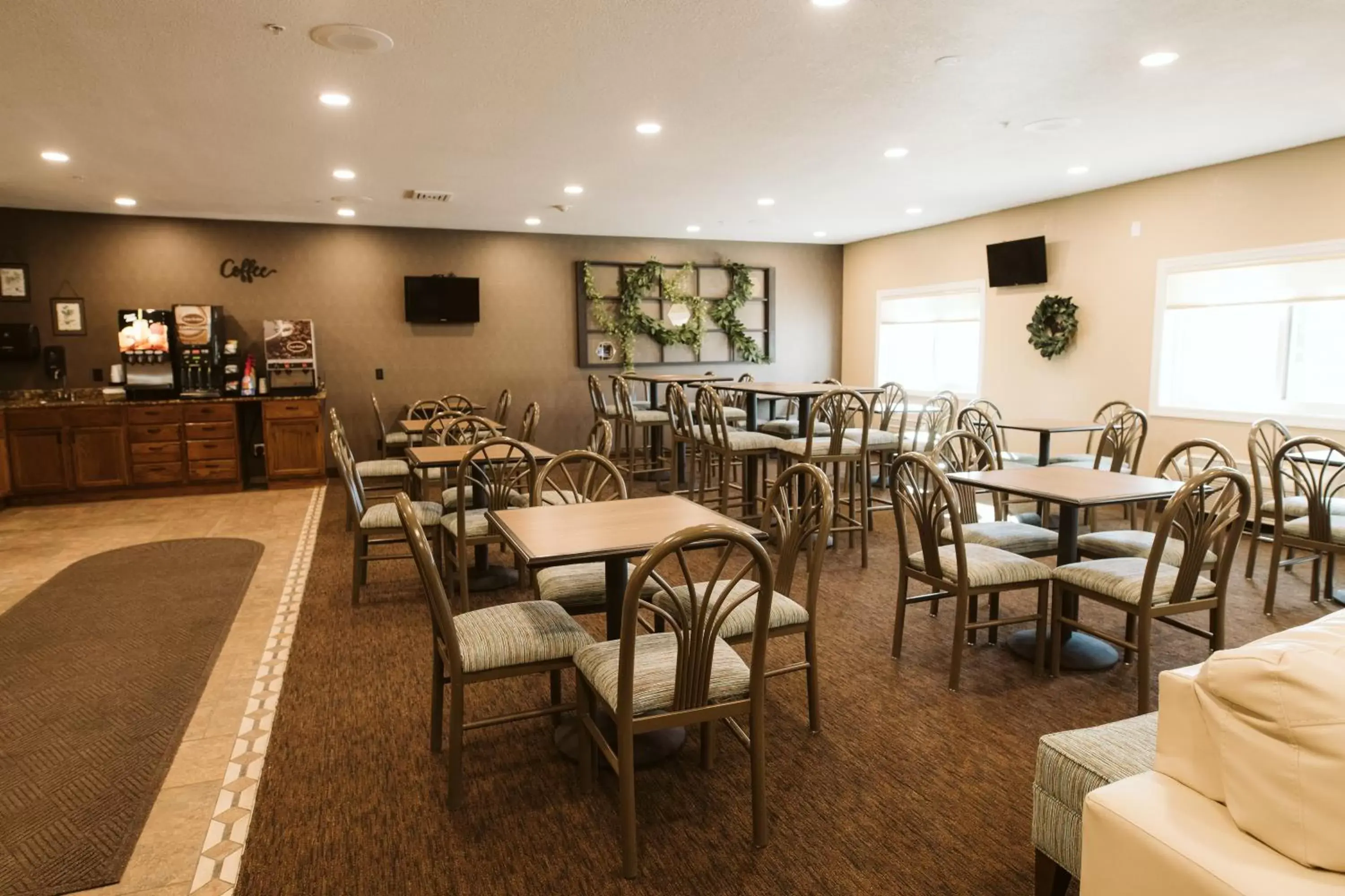 Restaurant/Places to Eat in Expressway Suites of Bismarck