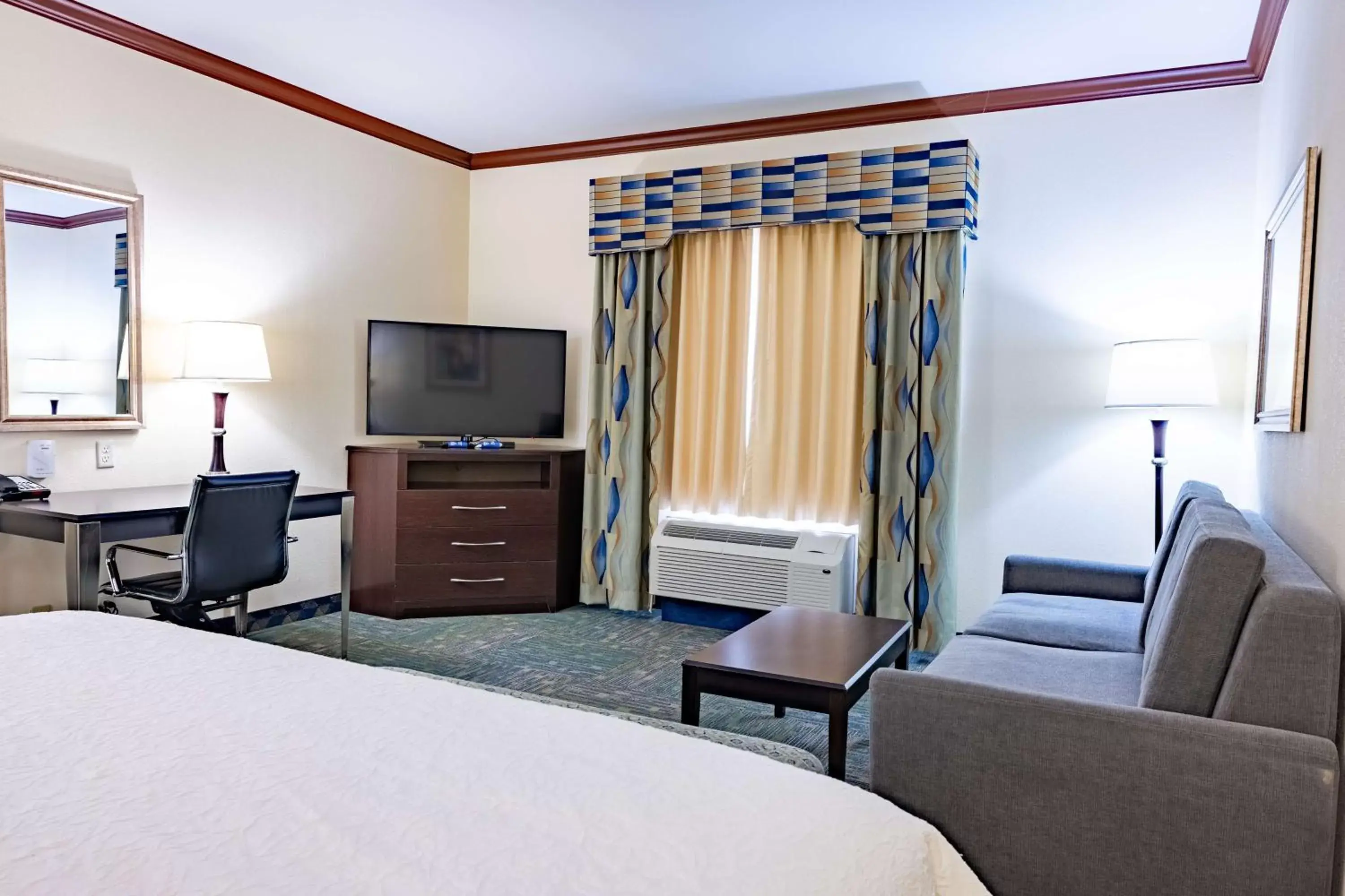 Bedroom, TV/Entertainment Center in Hampton Inn Alice