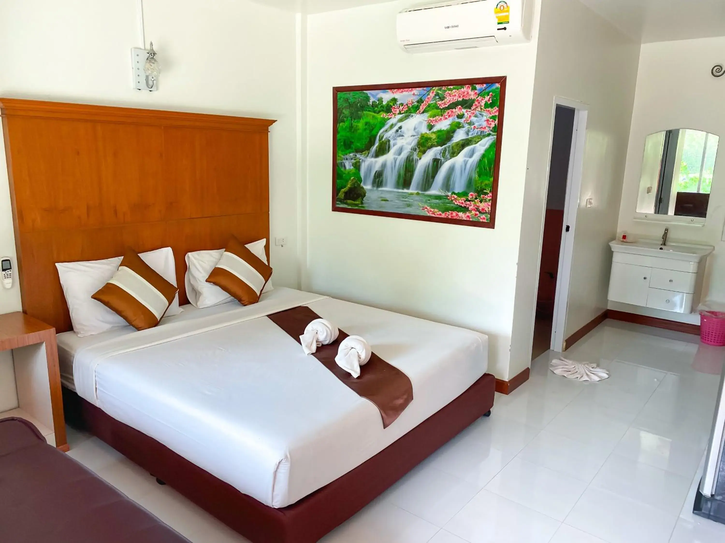 Bed in Lanta Paradise Beach Resort