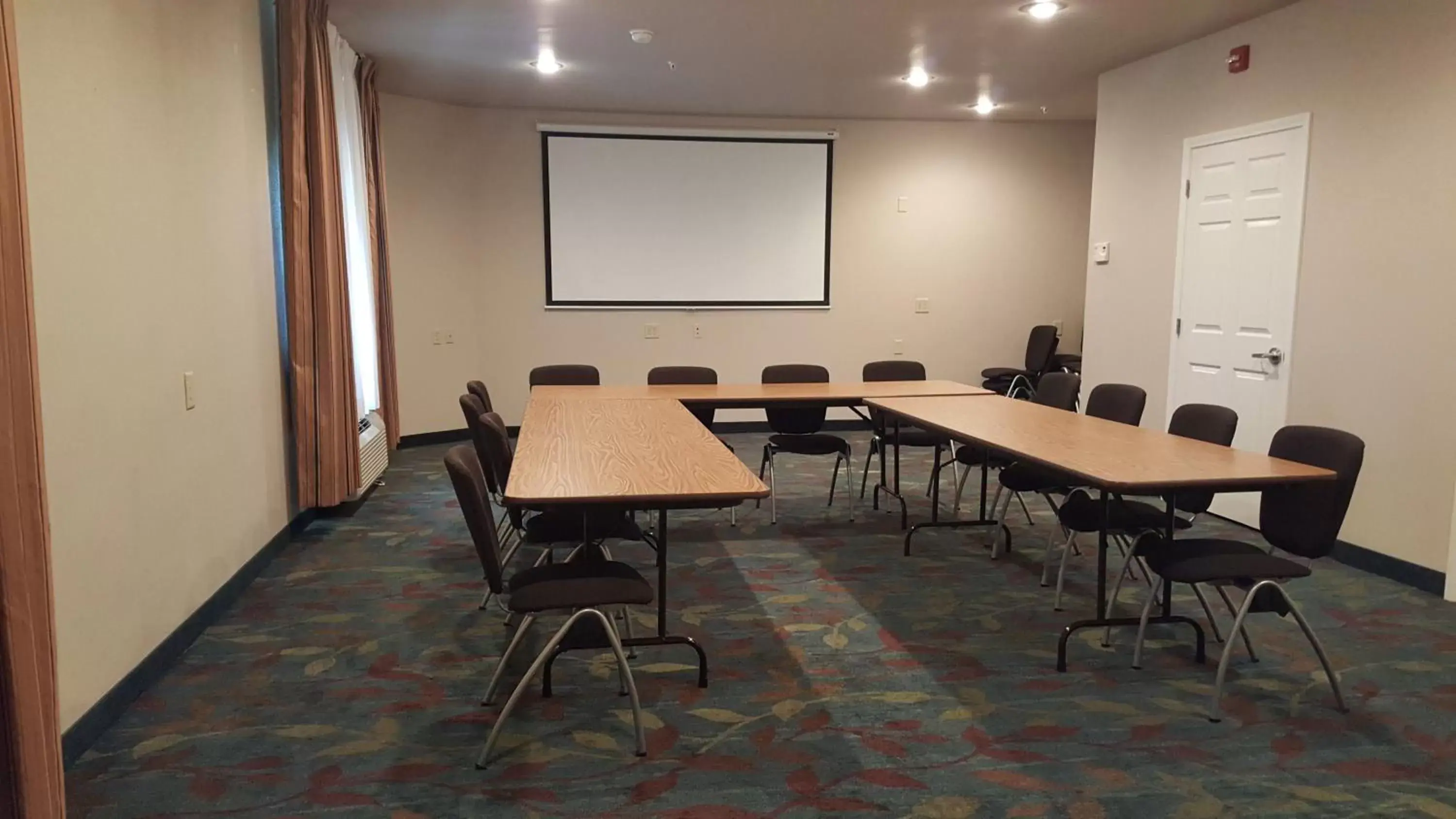 Meeting/conference room in Candlewood Suites Hot Springs, an IHG Hotel