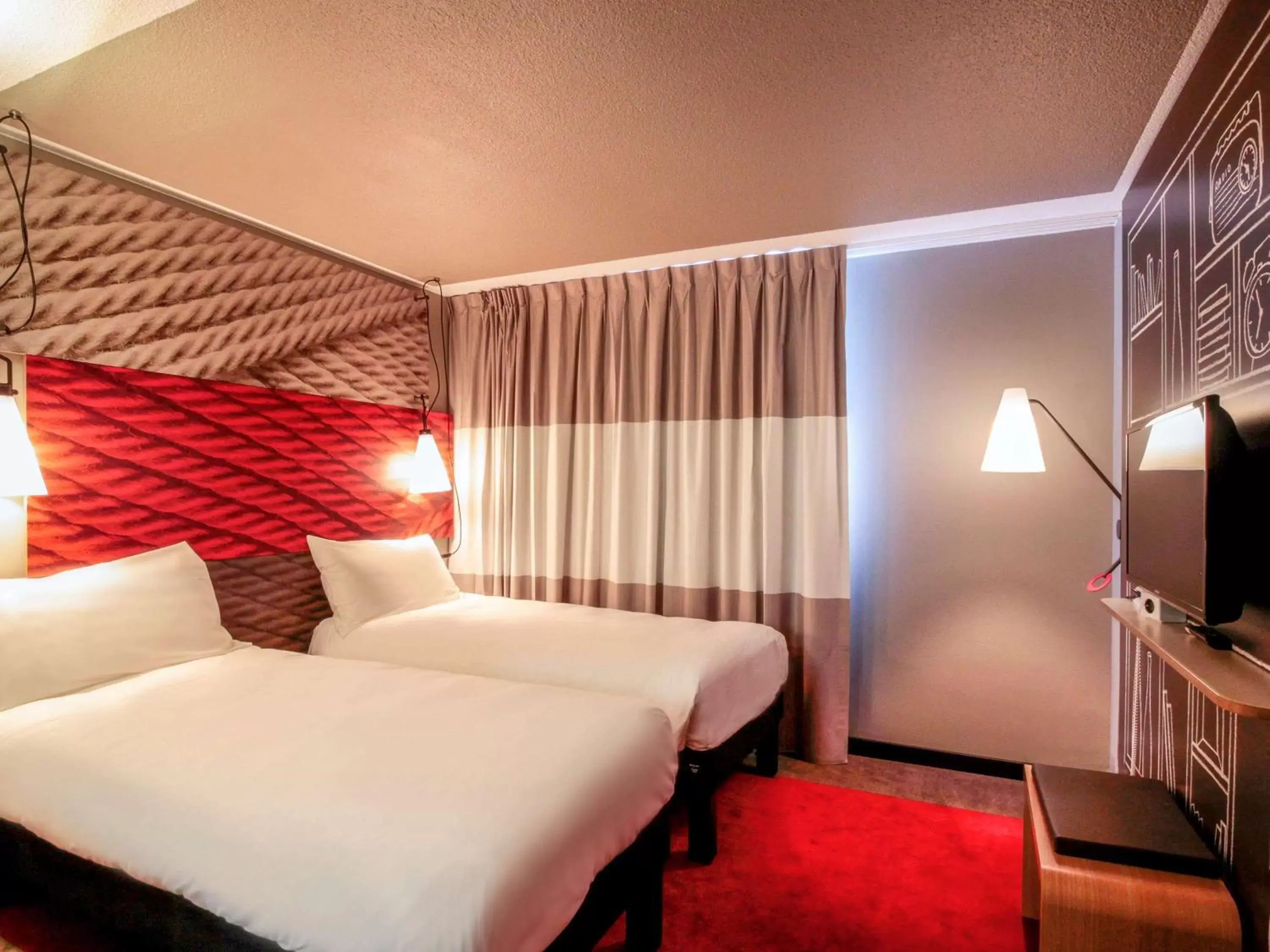 Photo of the whole room, Bed in ibis Cahors Photo of the whole room, Bed in ibis Cahors