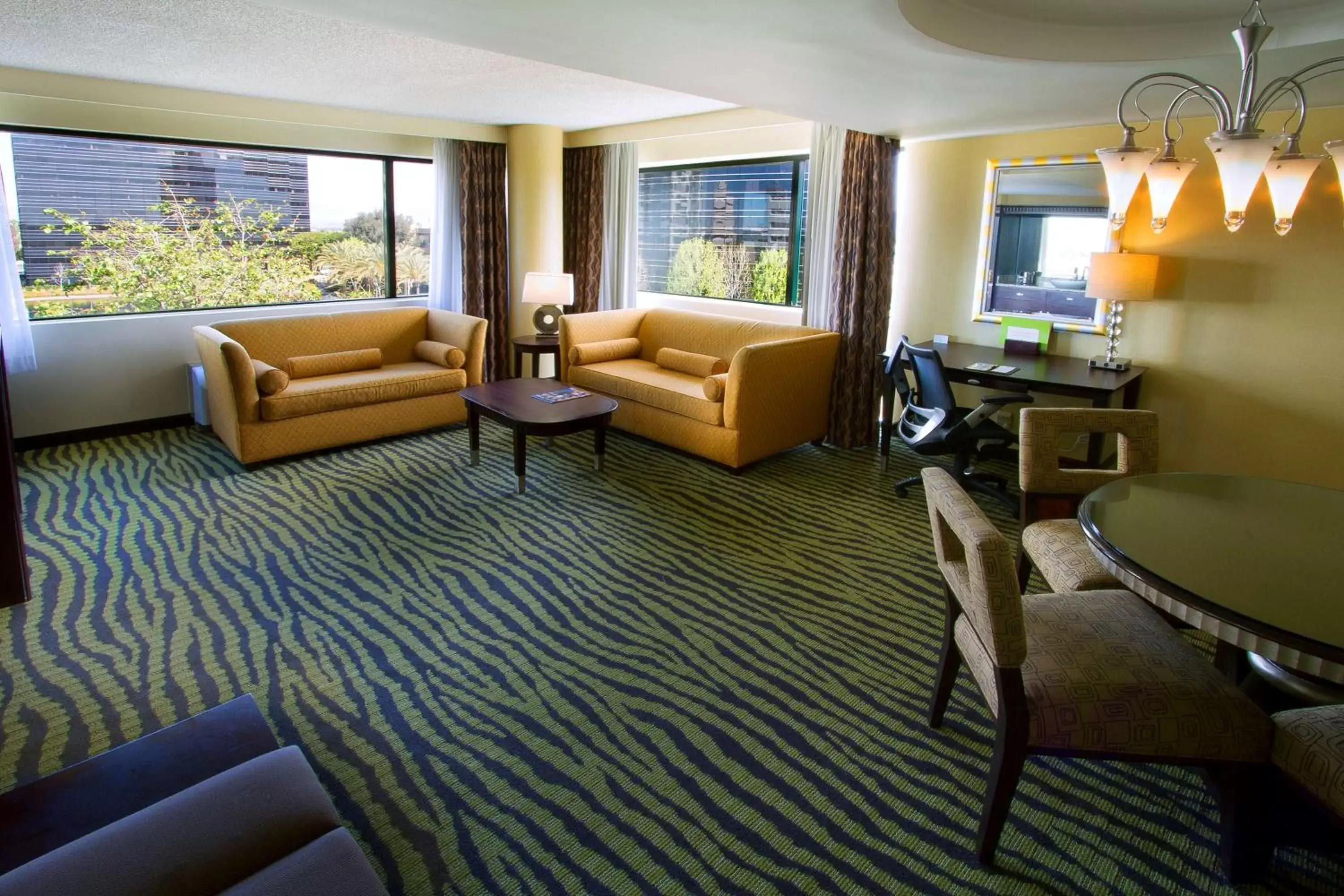 Living room, Seating Area in DoubleTree by Hilton Orange County Airport