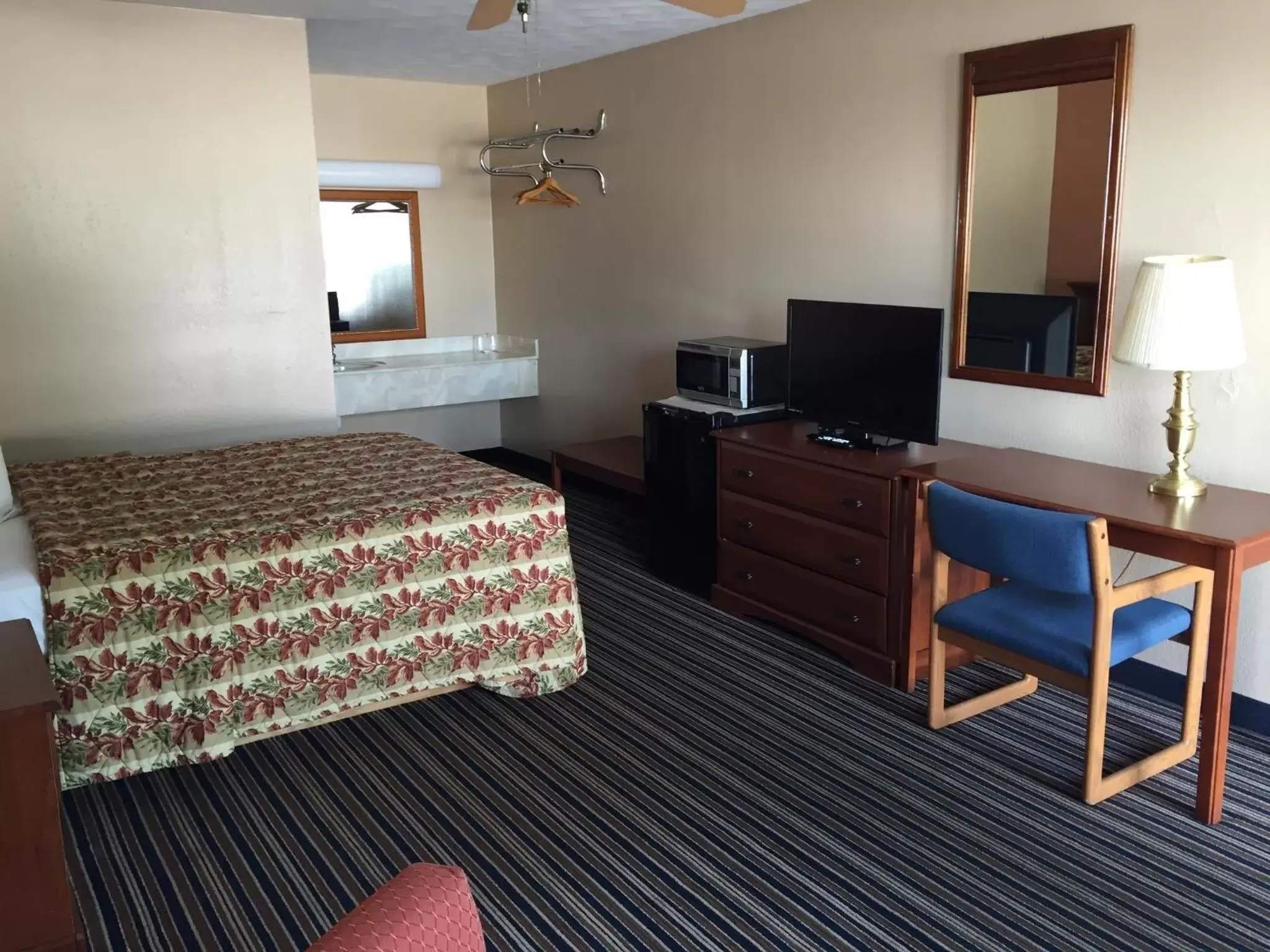 Photo of the whole room, Bed in Budget Inn Motel