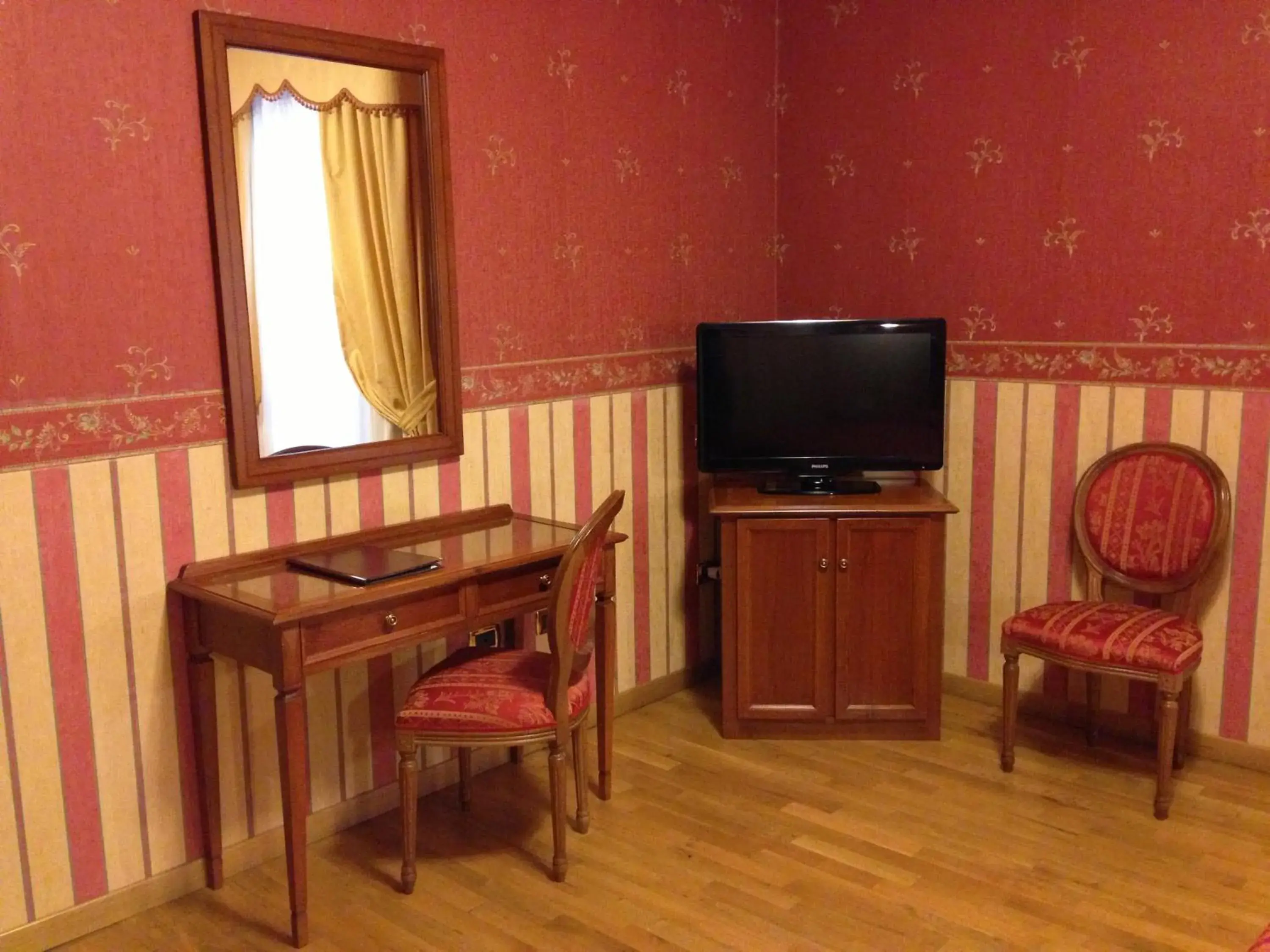 Standard Double Room with Lake View in Hotel Holiday Sul Lago Standard Double Room with Lake View in Hotel Holiday Sul Lago