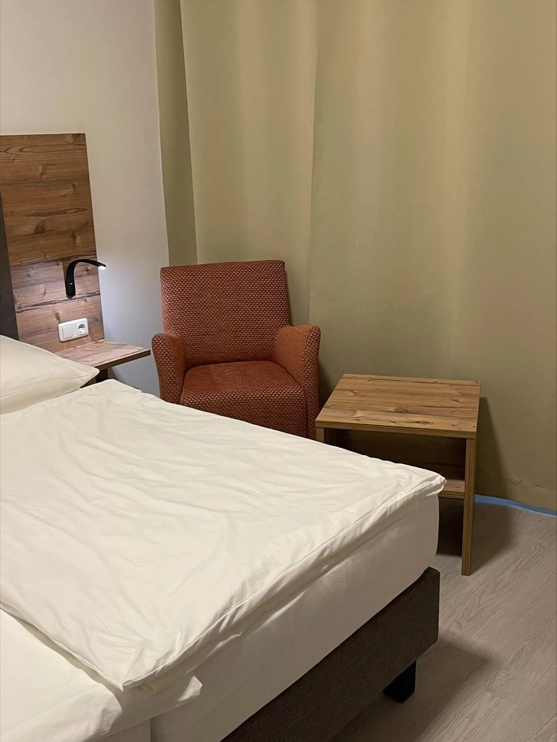 Photo of the whole room, Bed in Hotel Mintarder Wasserbahnhof