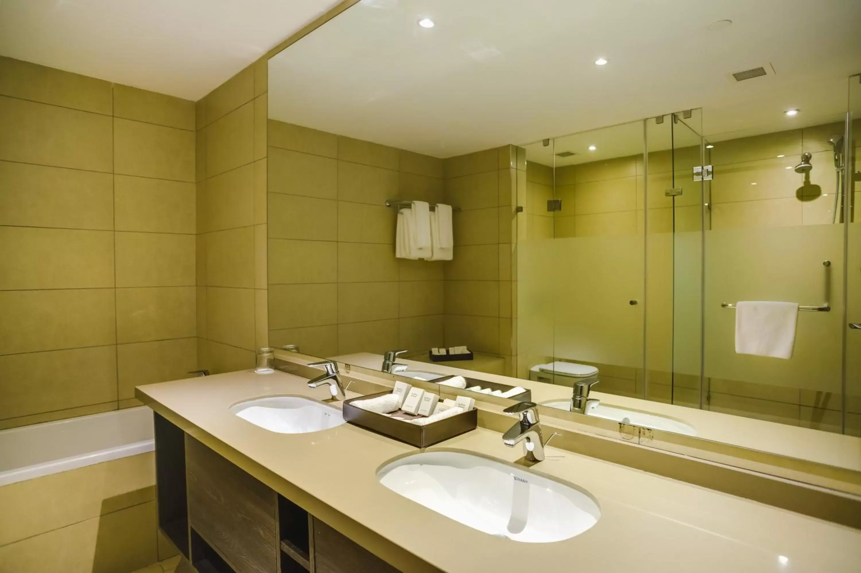 Bathroom in Tamarind Tree Hotel