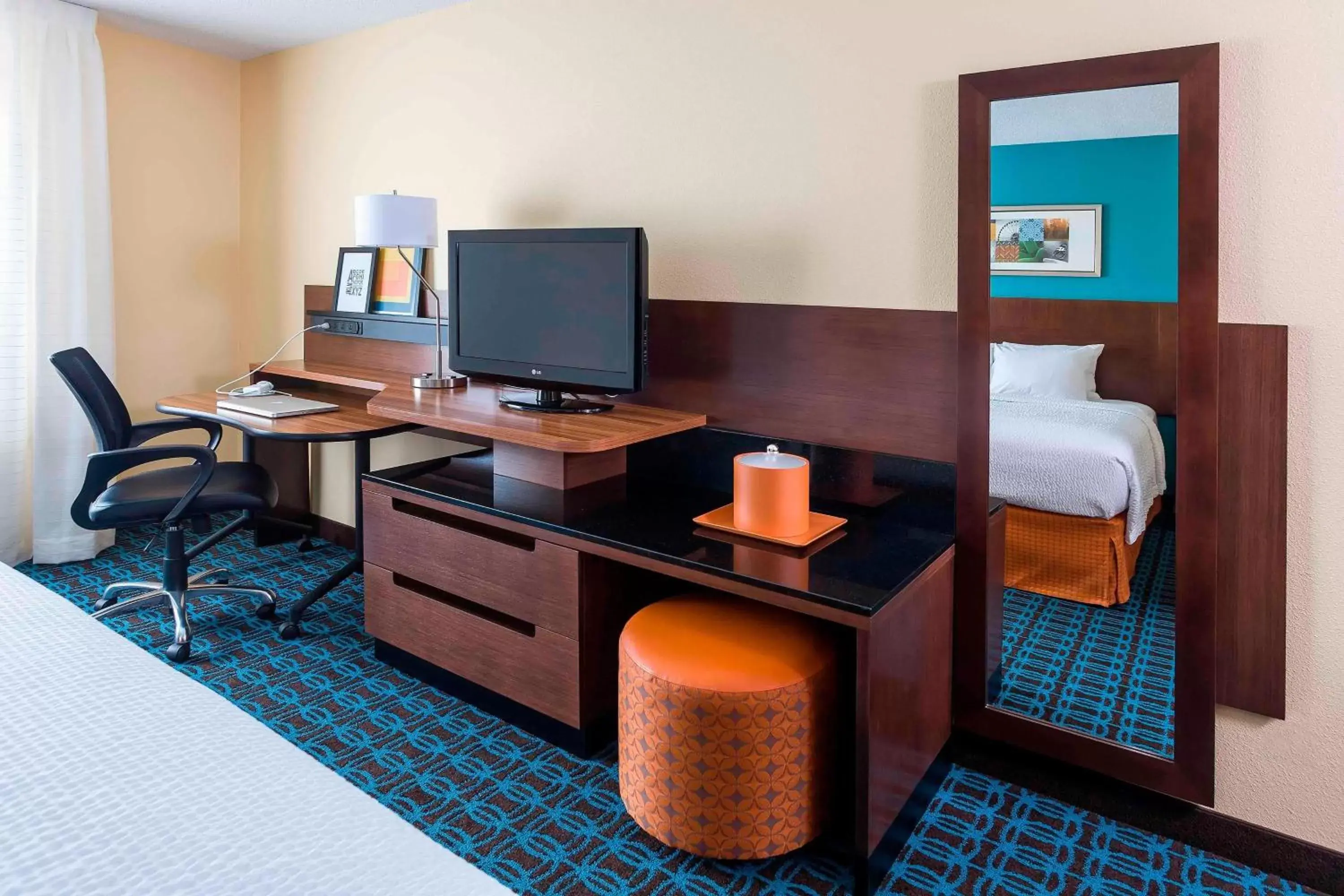 Bedroom, TV/Entertainment Center in Fairfield Inn & Suites Mansfield Ontario