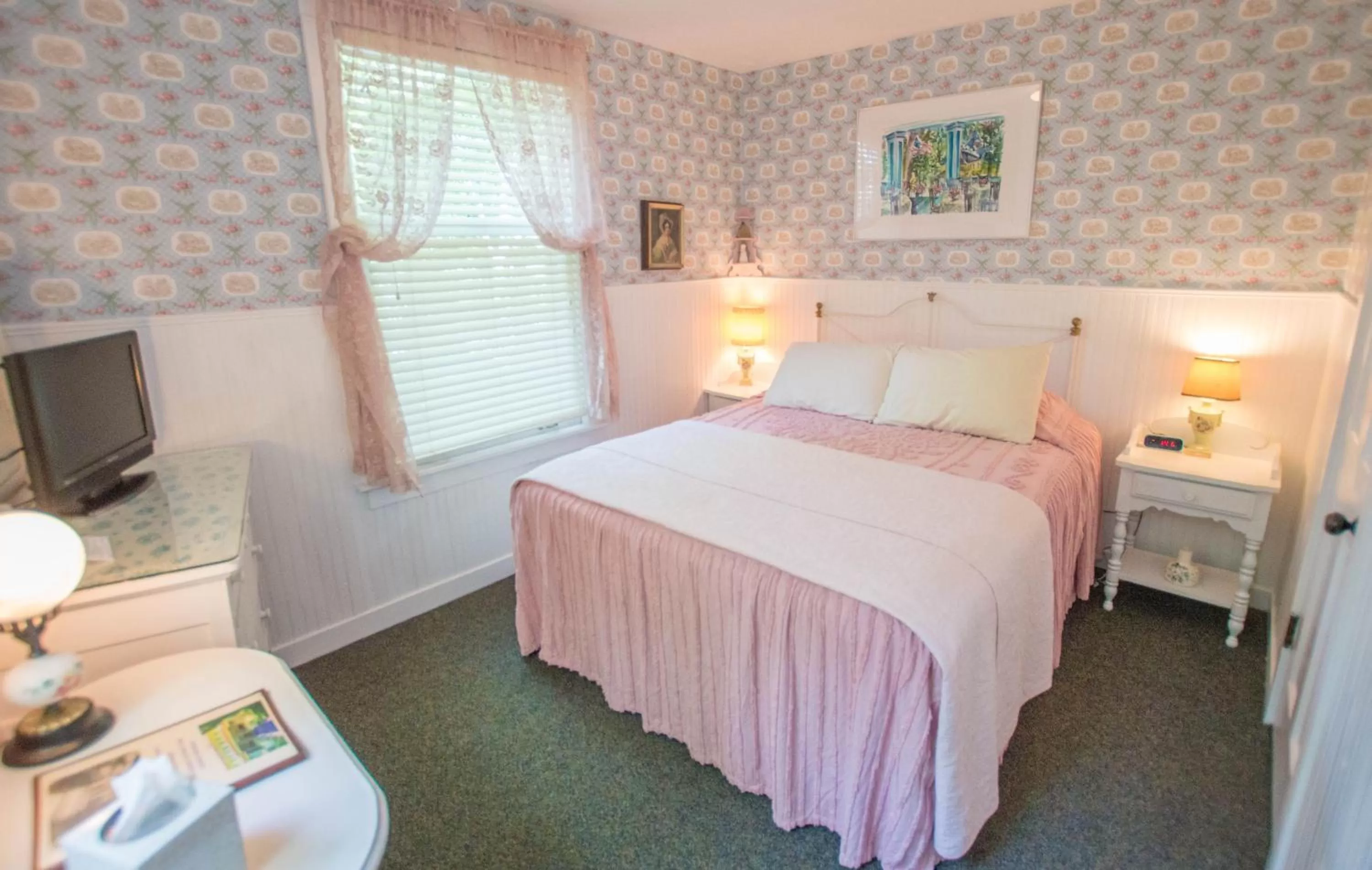 Bed in Terrace Inn and 1911 Restaurant