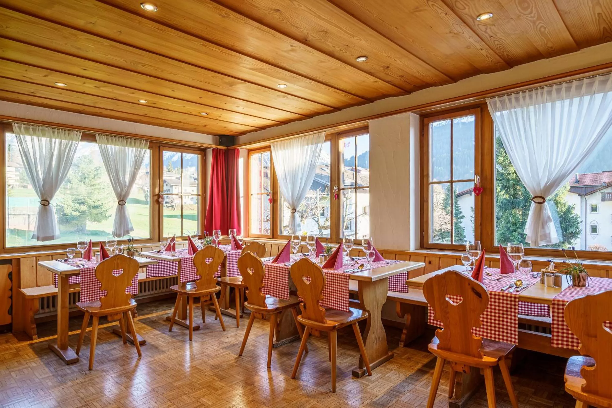 Restaurant/places to eat in Hotel Silvapina