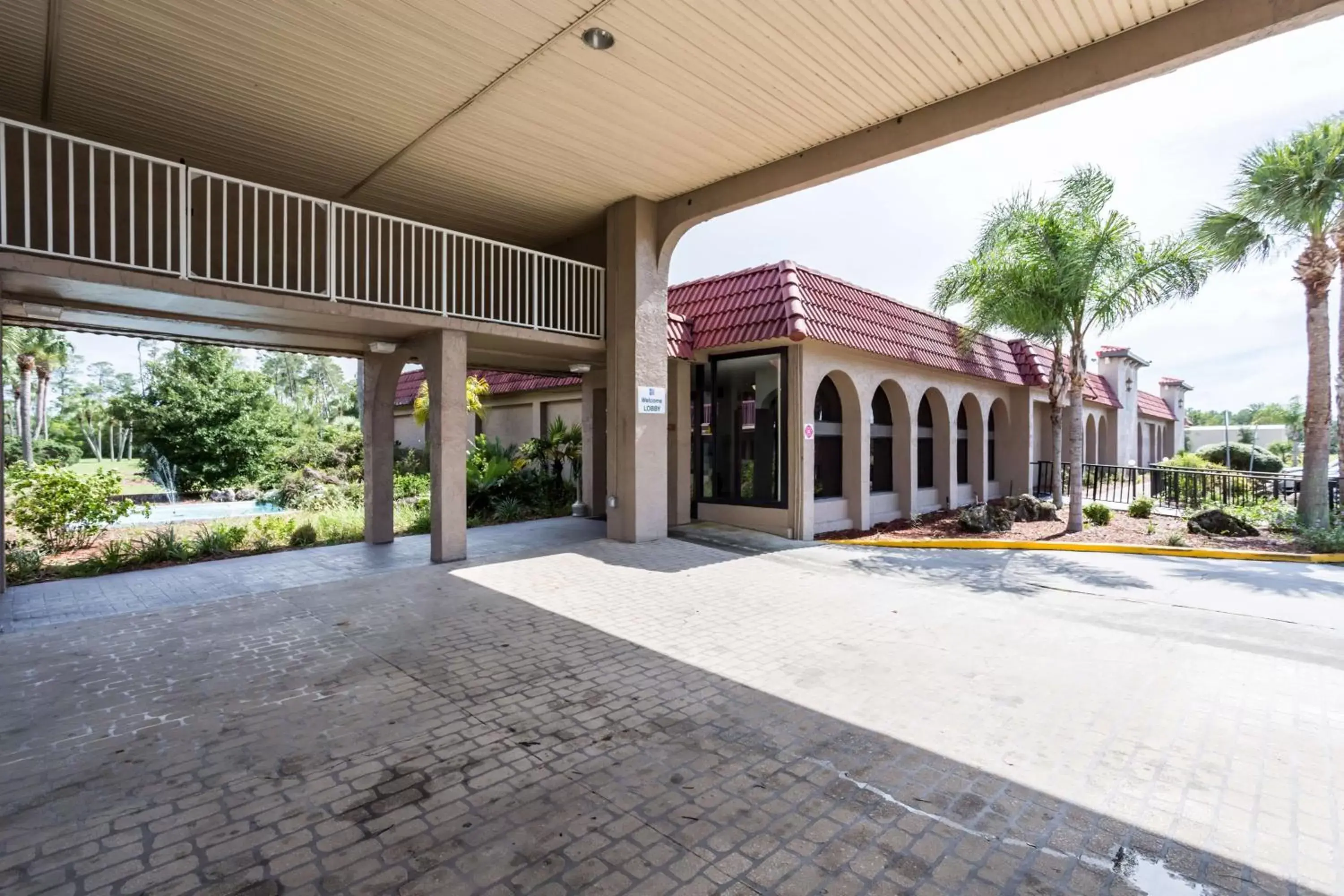 Property building, Patio/Outdoor Area in Motel 6-Spring Hill, FL - Weeki Wachee