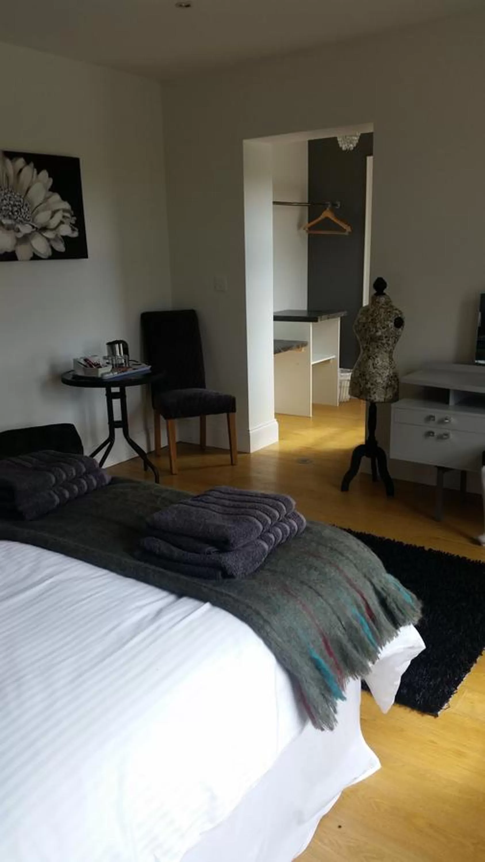 Photo of the whole room, Bed in Samona