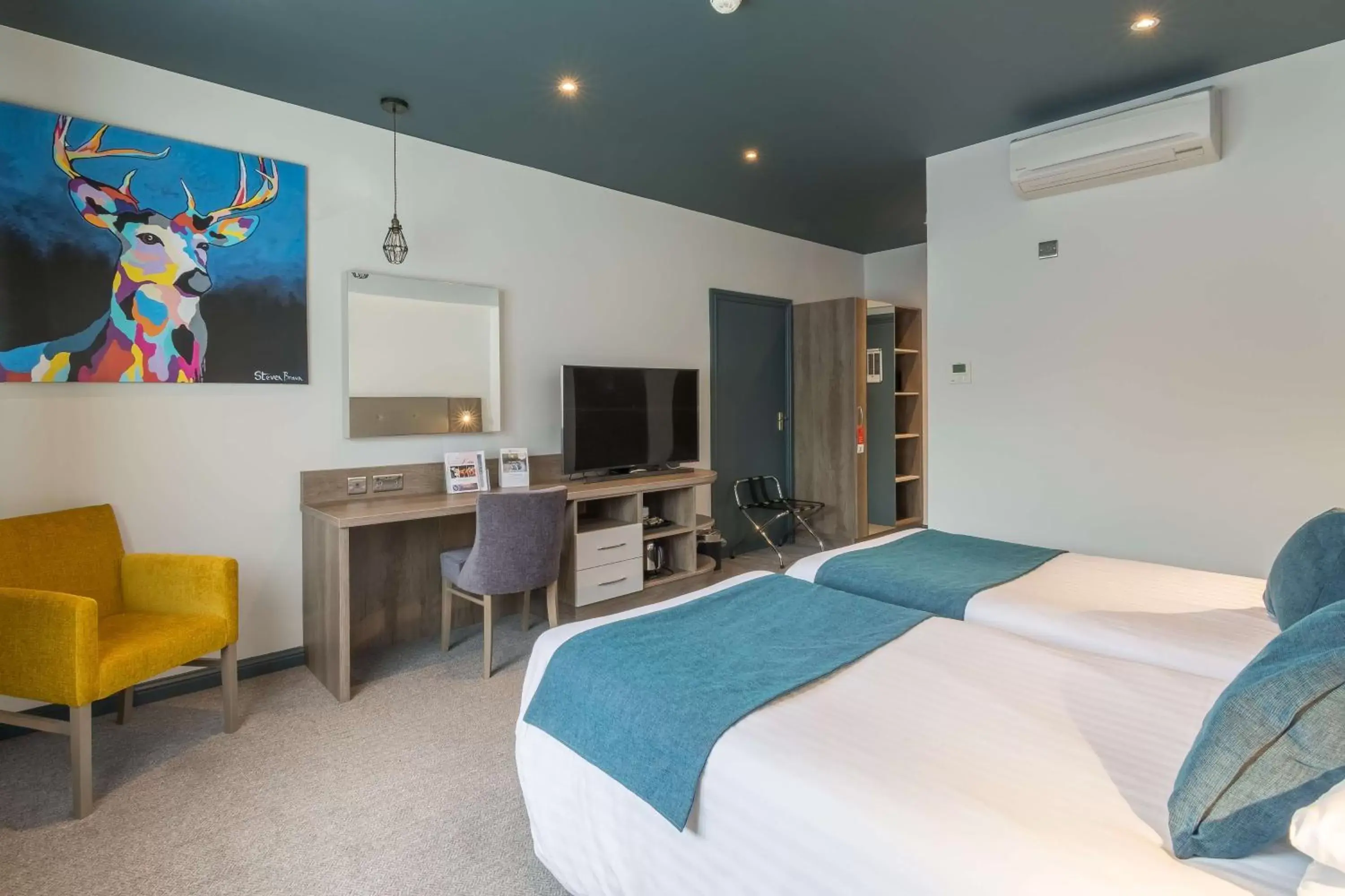 Bed, TV/Entertainment Center in Best Western Rockingham Forest Hotel