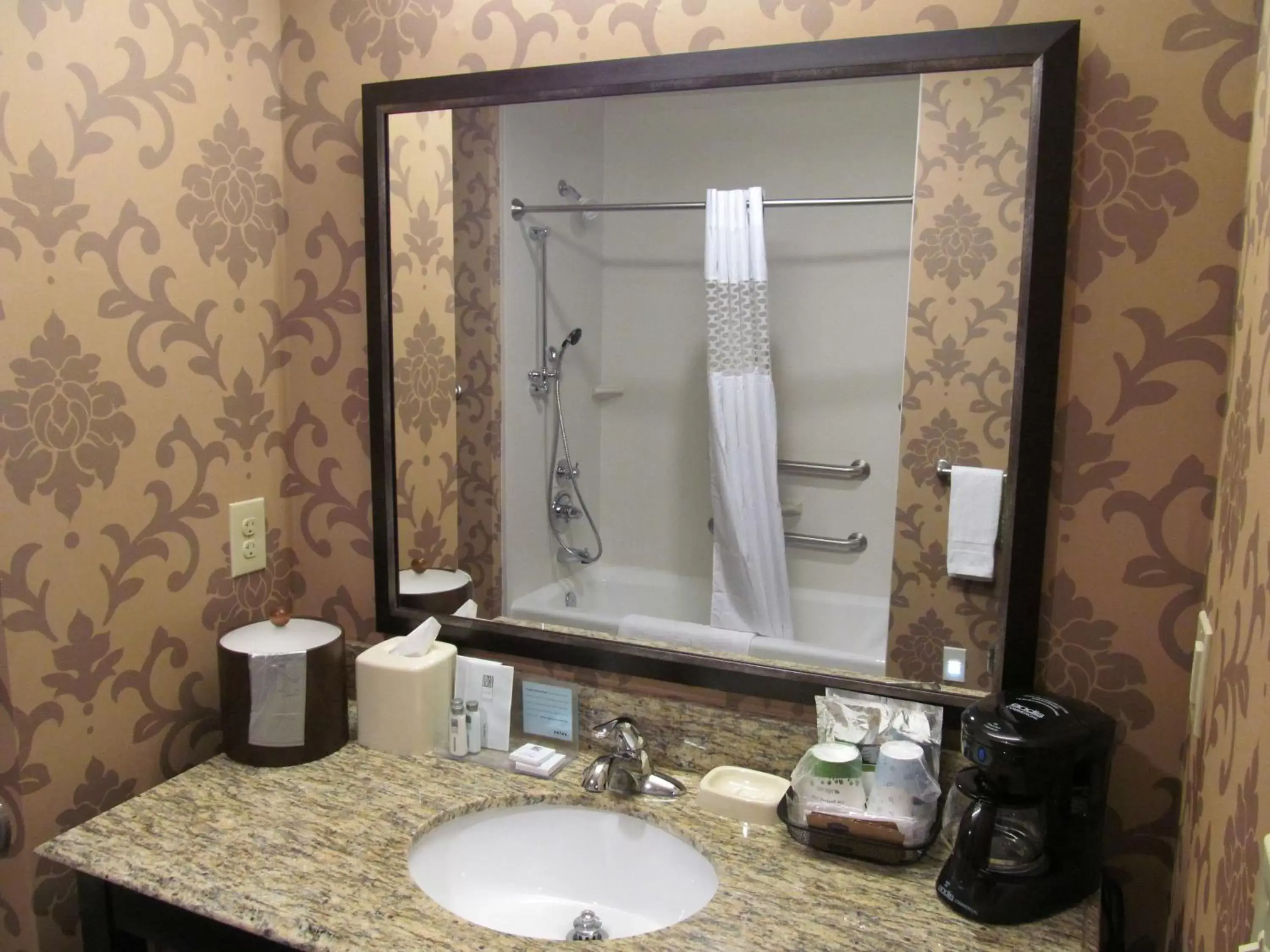 Bathroom in Hampton Inn and Suites Hope