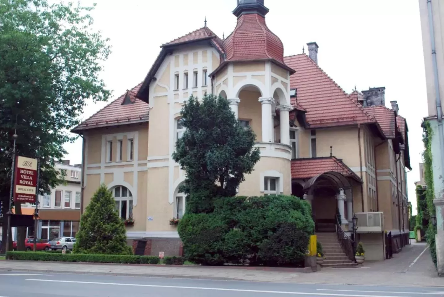 Facade/entrance in Villa Royal