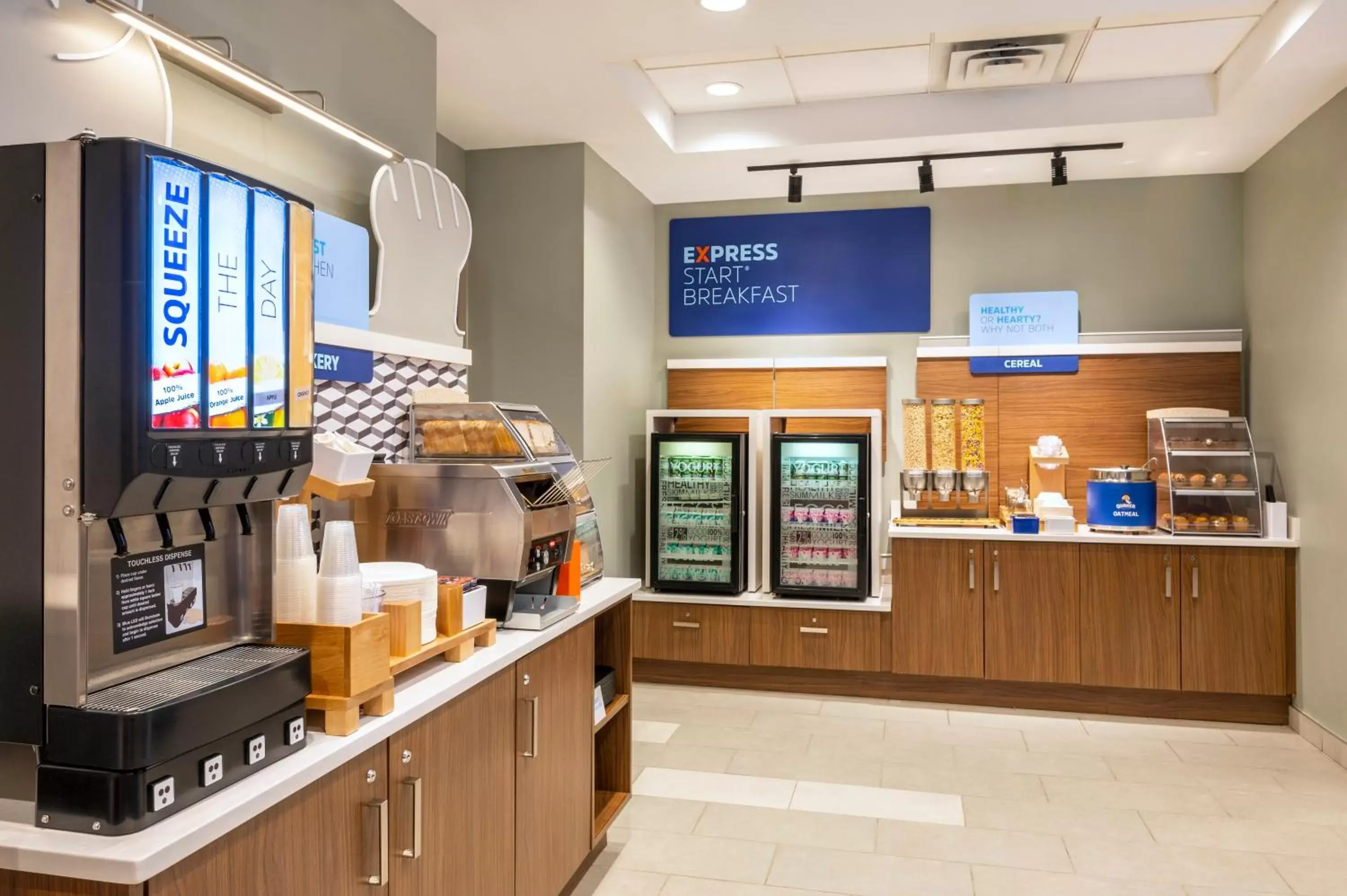 Bedroom, Kitchen/Kitchenette in Holiday Inn Express Toronto Downtown, an IHG Hotel