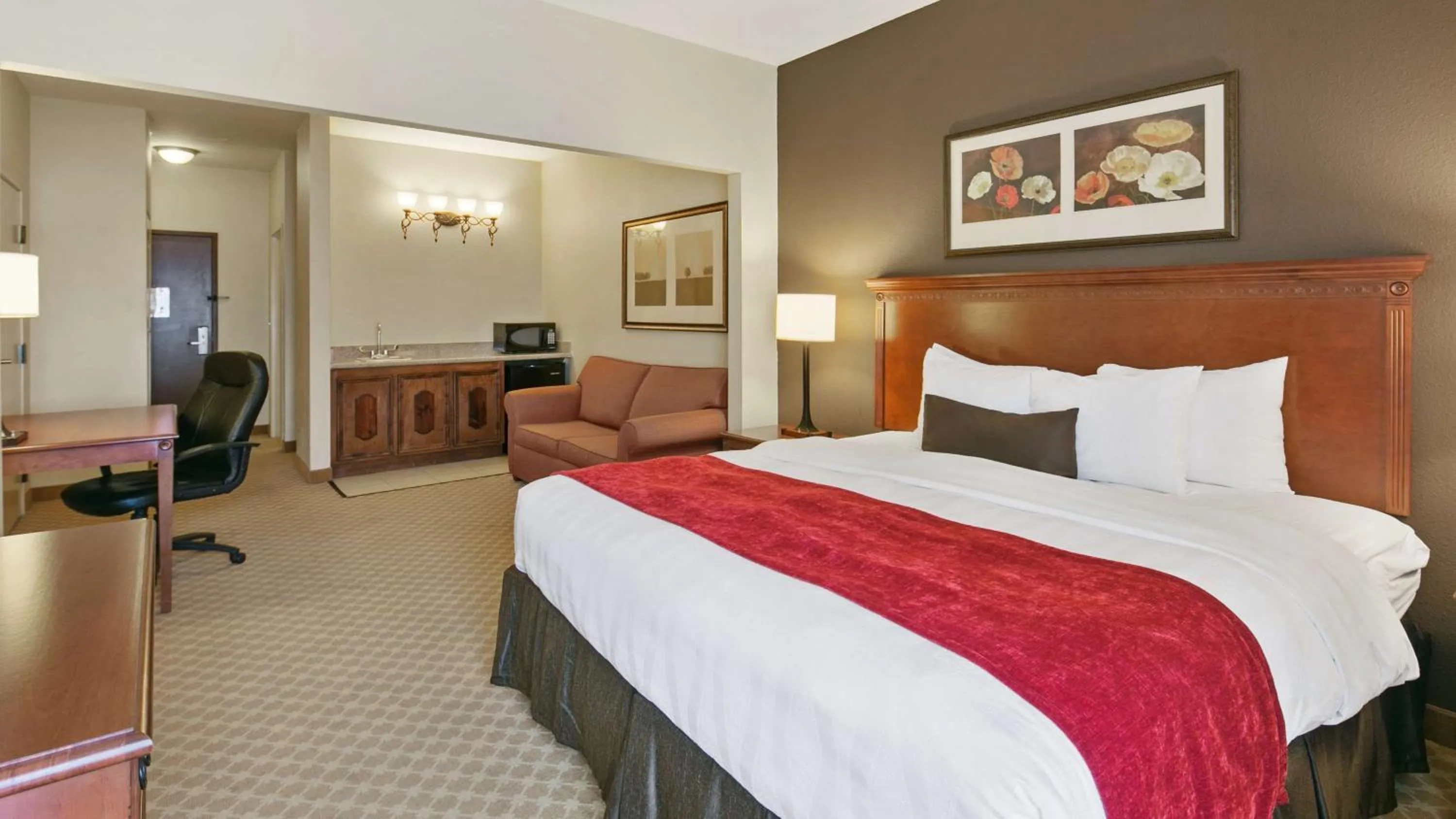 King Suite with Sofa Bed in Best Western Plus Georgetown Inn & Suites