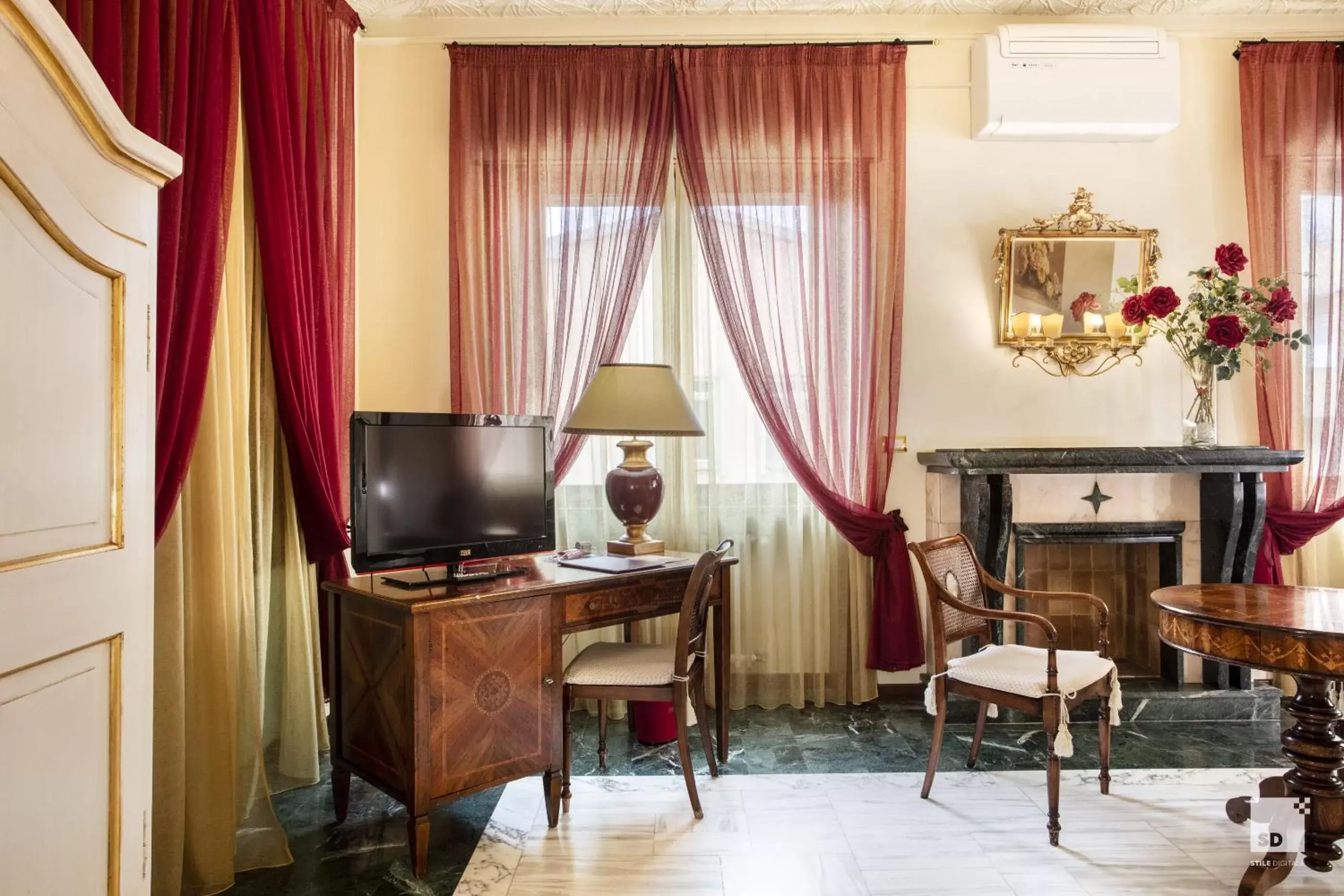 TV and multimedia, TV/Entertainment Center in Hotel Alessandro Della Spina