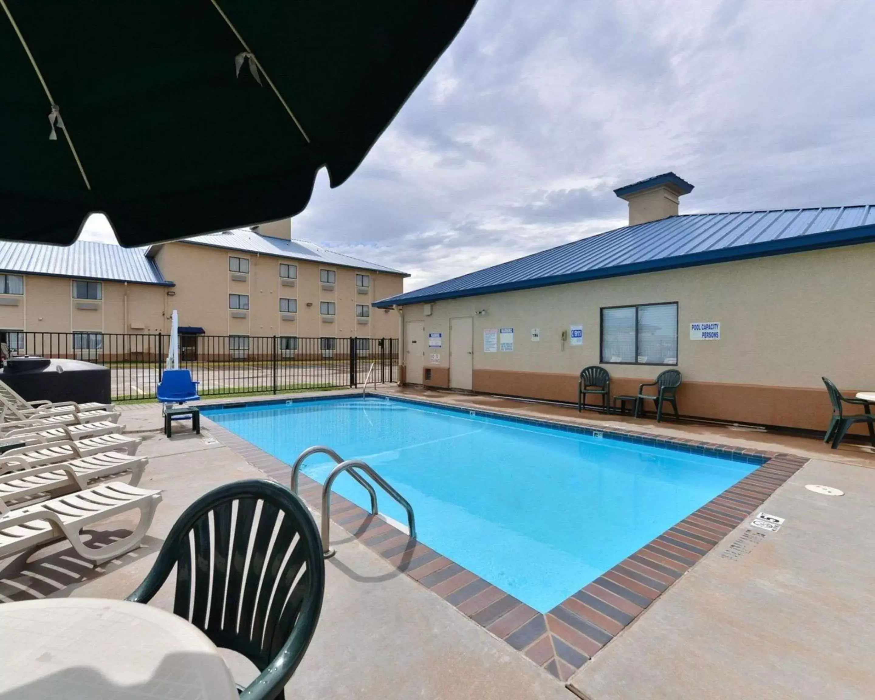 On site, Swimming Pool in Quality Inn & Suites Wichita Falls I-44