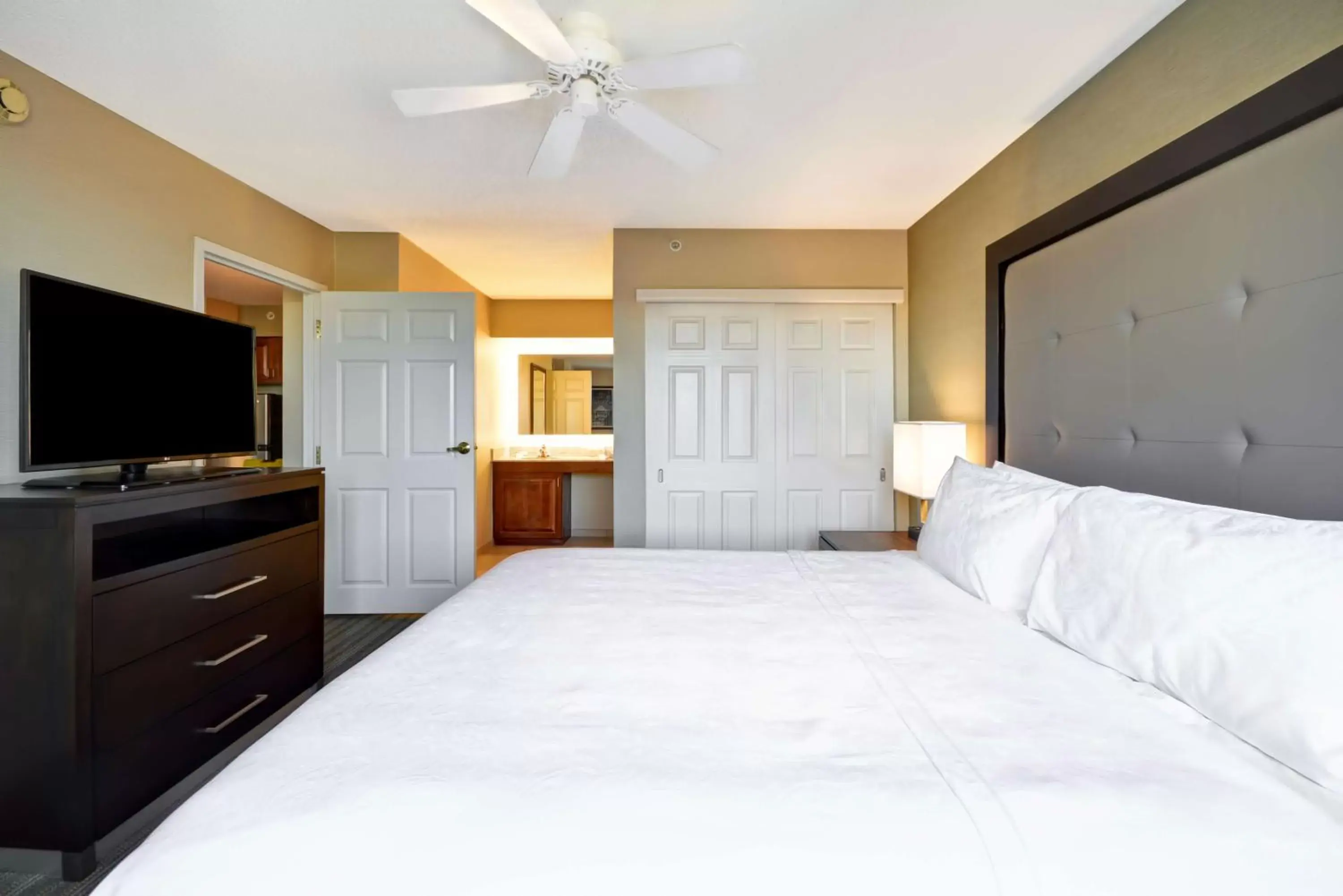 Kitchen or kitchenette, Bed in Homewood Suites Dulles-International Airport